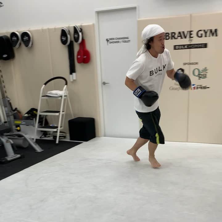 のインスタグラム：「かよちゃんトレーニング。はかしてー。撮らないでー編。あー笑った！🤣#bravegym#岸本篤史 #芦田崇宏#やついいちろう」