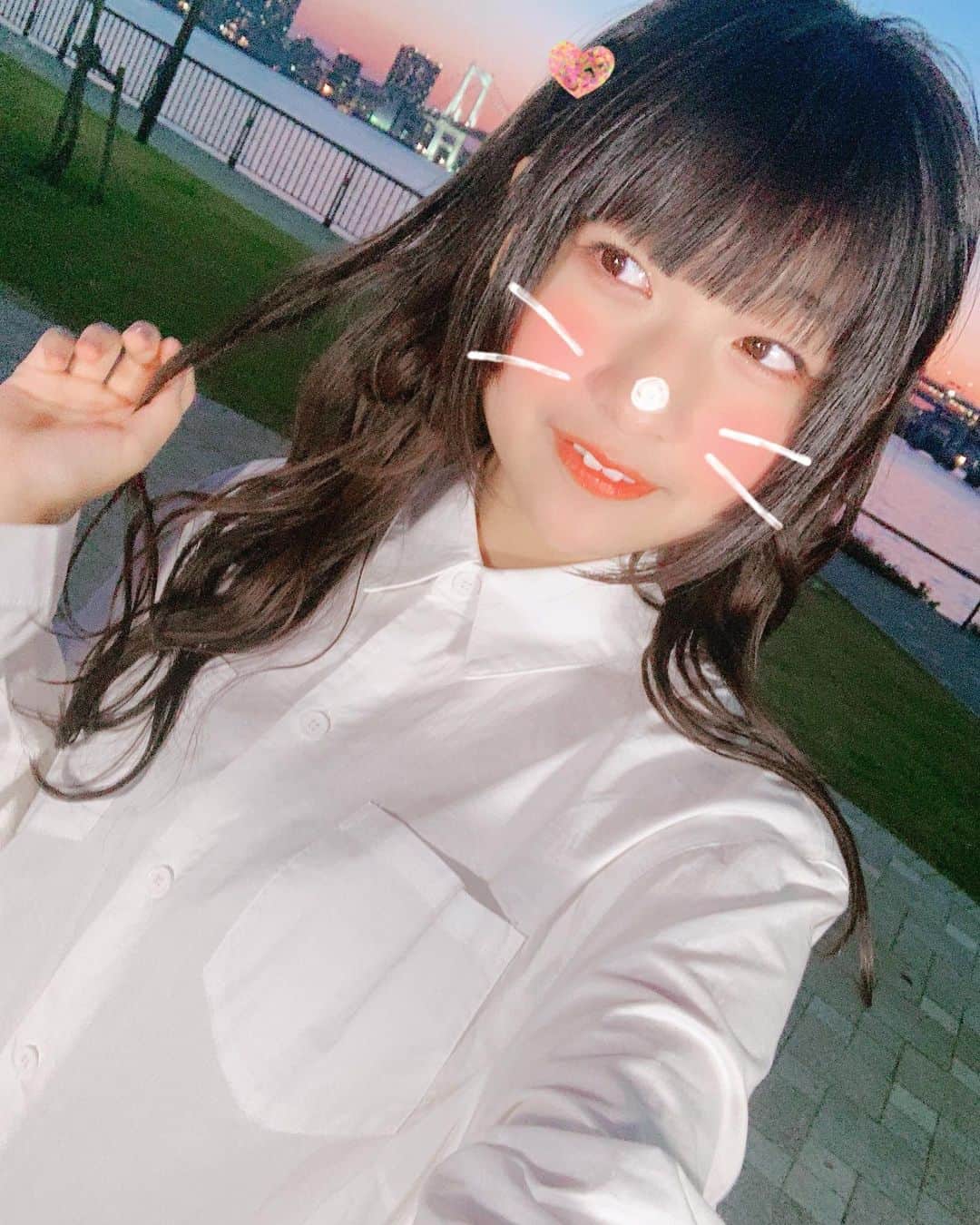 りりりのインスタグラム：「おめでとういっぱいありがとう🌠 幸せなんやーーーーー(*♡﹃ ♡*) 【ホシアイ撮影した日の裏話】 実はめっちゃ寒くて、風が冷たかった、、、www あと、夜と昼バージョン撮影してもらったんやけど、夜は18時くらいやねん。暗いからめっちゃ遅くに感じる！！16時くらいから19時くらいの間に、頑張って撮ってもらいました⁽⁽ଘ( ˙꒳​˙ )ଓ⁾⁾ 動画まだの人は見てほしいのだぜ💓💓 この日のワンピースはホシアイにぴったり！ってママが選んでくれたよーーじぶんもお気に入りෆ╹ .̮ ╹ෆ (２枚目にタグ付けさせてもらってる👗) ・ ・ #りりり #14歳  #誕生日 #おめでとう #いっぱい #ありがとう #幸せ #candystripper」