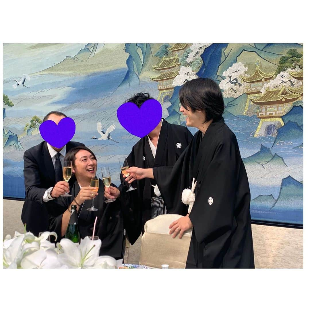 小森純さんのインスタグラム写真 - (小森純Instagram)「事務所の社長だった福田さんの結婚式に家族で行ってきました💒💓 ・ 福田さん。奥様。 本当に本当におめでとうございます💓㊗️ ・ 奥様。綺麗すぎてうるっときた😭。。 福田さん、ビシッと和装が決まっていてカッコ良かったです😭💓 ・ 今では別会社の社長としても成功している福田さん。 いつまでも幸せでいてね＾＾ 最高に最高に素敵でした＾＾😌 ・ 息子達。ちょいちょい危なっかしかったけど、よく頑張りました💓ありがとう😊💓 ・ #令和の結婚式#和装#和装結婚式#新郎新婦お幸せに❤️」11月16日 20時11分 - jun.komori1122