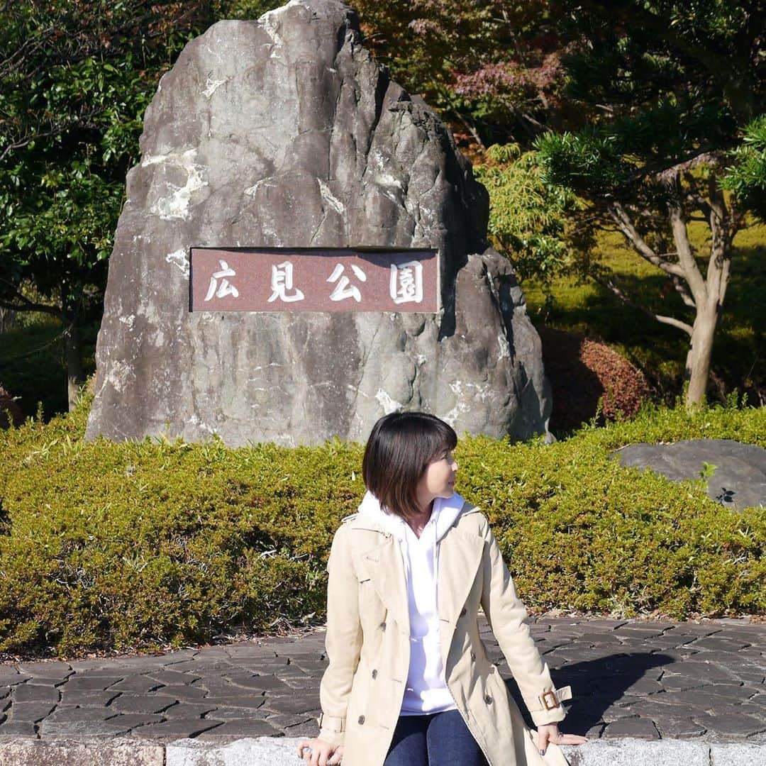 森高千里さんのインスタグラム写真 - (森高千里Instagram)「「この街」TOUR 2019 ﻿ 今日は、静岡県「富士市文化会館ロゼシアター 大ホール」でした!﻿ ﻿ ４月の裾野でのコンサート以来久しぶりの静岡！﻿ 今日は本当にいい天気で、大きく裾から広がる富士山が綺麗に見えました。﻿ こんなに綺麗に見えるのは、珍しいのでラッキーですねと言われました！﻿ ﻿ 富士市名物、釜揚げしらす御飯、富士つけナポリタン、黒はんぺん、田子の月の「富士山頂」、金沢豆腐店の「スイーツがんも」富士製パンの「ようかんぱん」全部おいしかったです！﻿ 今度富士市に来た時は、さわやかの「げんこつハンバーグ」食べにいきたいです！﻿ ﻿ ﻿ 明日は、大阪府「NHK大阪ホール」です。﻿ ﻿ #chisatomoritaka﻿ #森高千里﻿ #この街TOUR2019﻿ #静岡﻿ #富士市文化会館ロゼシアター﻿ #広見公園﻿ #富士本町商店街﻿ #富士山﻿ #田子の月﻿ #富士山頂﻿ #富士山湧水もなか﻿ #金沢豆腐店﻿ #スイーツがんも﻿ #がんもいっち﻿ #ようかんぱん﻿ #釜揚げしらす御飯﻿ #富士つけナポリタン﻿ #黒はんぺんフライ﻿」11月16日 20時24分 - chisatomoritaka_official