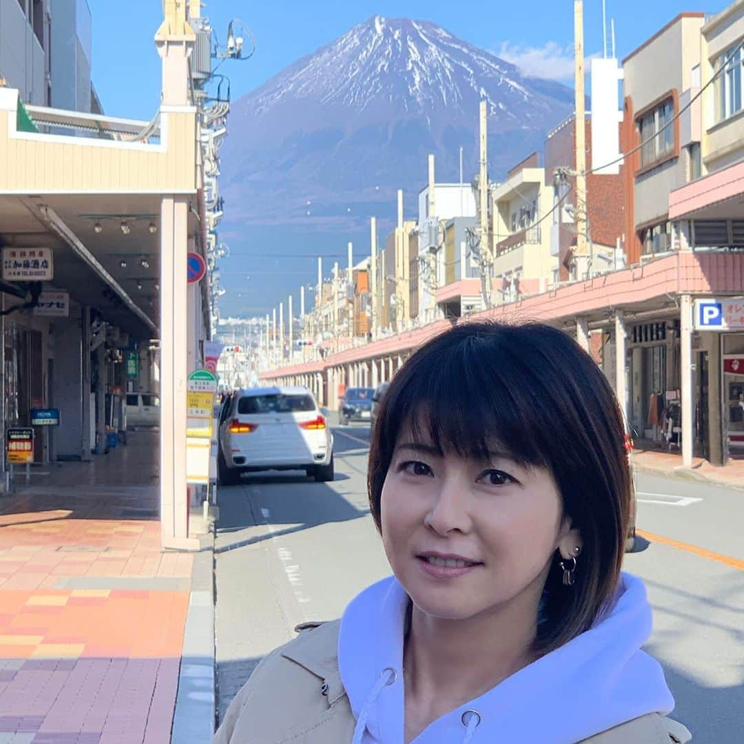 森高千里さんのインスタグラム写真 - (森高千里Instagram)「「この街」TOUR 2019 ﻿ 今日は、静岡県「富士市文化会館ロゼシアター 大ホール」でした!﻿ ﻿ ４月の裾野でのコンサート以来久しぶりの静岡！﻿ 今日は本当にいい天気で、大きく裾から広がる富士山が綺麗に見えました。﻿ こんなに綺麗に見えるのは、珍しいのでラッキーですねと言われました！﻿ ﻿ 富士市名物、釜揚げしらす御飯、富士つけナポリタン、黒はんぺん、田子の月の「富士山頂」、金沢豆腐店の「スイーツがんも」富士製パンの「ようかんぱん」全部おいしかったです！﻿ 今度富士市に来た時は、さわやかの「げんこつハンバーグ」食べにいきたいです！﻿ ﻿ ﻿ 明日は、大阪府「NHK大阪ホール」です。﻿ ﻿ #chisatomoritaka﻿ #森高千里﻿ #この街TOUR2019﻿ #静岡﻿ #富士市文化会館ロゼシアター﻿ #広見公園﻿ #富士本町商店街﻿ #富士山﻿ #田子の月﻿ #富士山頂﻿ #富士山湧水もなか﻿ #金沢豆腐店﻿ #スイーツがんも﻿ #がんもいっち﻿ #ようかんぱん﻿ #釜揚げしらす御飯﻿ #富士つけナポリタン﻿ #黒はんぺんフライ﻿」11月16日 20時24分 - chisatomoritaka_official