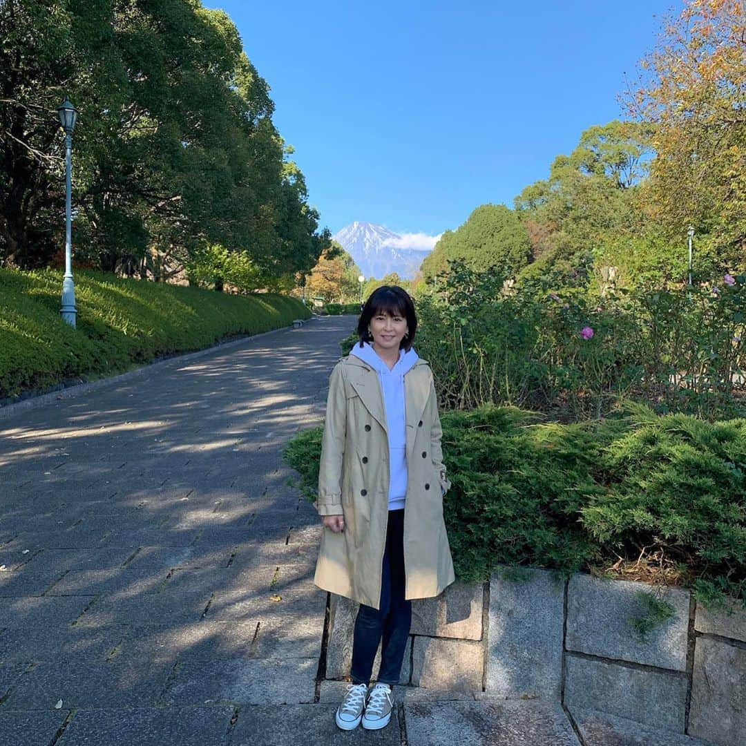 森高千里さんのインスタグラム写真 - (森高千里Instagram)「「この街」TOUR 2019 ﻿ 今日は、静岡県「富士市文化会館ロゼシアター 大ホール」でした!﻿ ﻿ ４月の裾野でのコンサート以来久しぶりの静岡！﻿ 今日は本当にいい天気で、大きく裾から広がる富士山が綺麗に見えました。﻿ こんなに綺麗に見えるのは、珍しいのでラッキーですねと言われました！﻿ ﻿ 富士市名物、釜揚げしらす御飯、富士つけナポリタン、黒はんぺん、田子の月の「富士山頂」、金沢豆腐店の「スイーツがんも」富士製パンの「ようかんぱん」全部おいしかったです！﻿ 今度富士市に来た時は、さわやかの「げんこつハンバーグ」食べにいきたいです！﻿ ﻿ ﻿ 明日は、大阪府「NHK大阪ホール」です。﻿ ﻿ #chisatomoritaka﻿ #森高千里﻿ #この街TOUR2019﻿ #静岡﻿ #富士市文化会館ロゼシアター﻿ #広見公園﻿ #富士本町商店街﻿ #富士山﻿ #田子の月﻿ #富士山頂﻿ #富士山湧水もなか﻿ #金沢豆腐店﻿ #スイーツがんも﻿ #がんもいっち﻿ #ようかんぱん﻿ #釜揚げしらす御飯﻿ #富士つけナポリタン﻿ #黒はんぺんフライ﻿」11月16日 20時24分 - chisatomoritaka_official