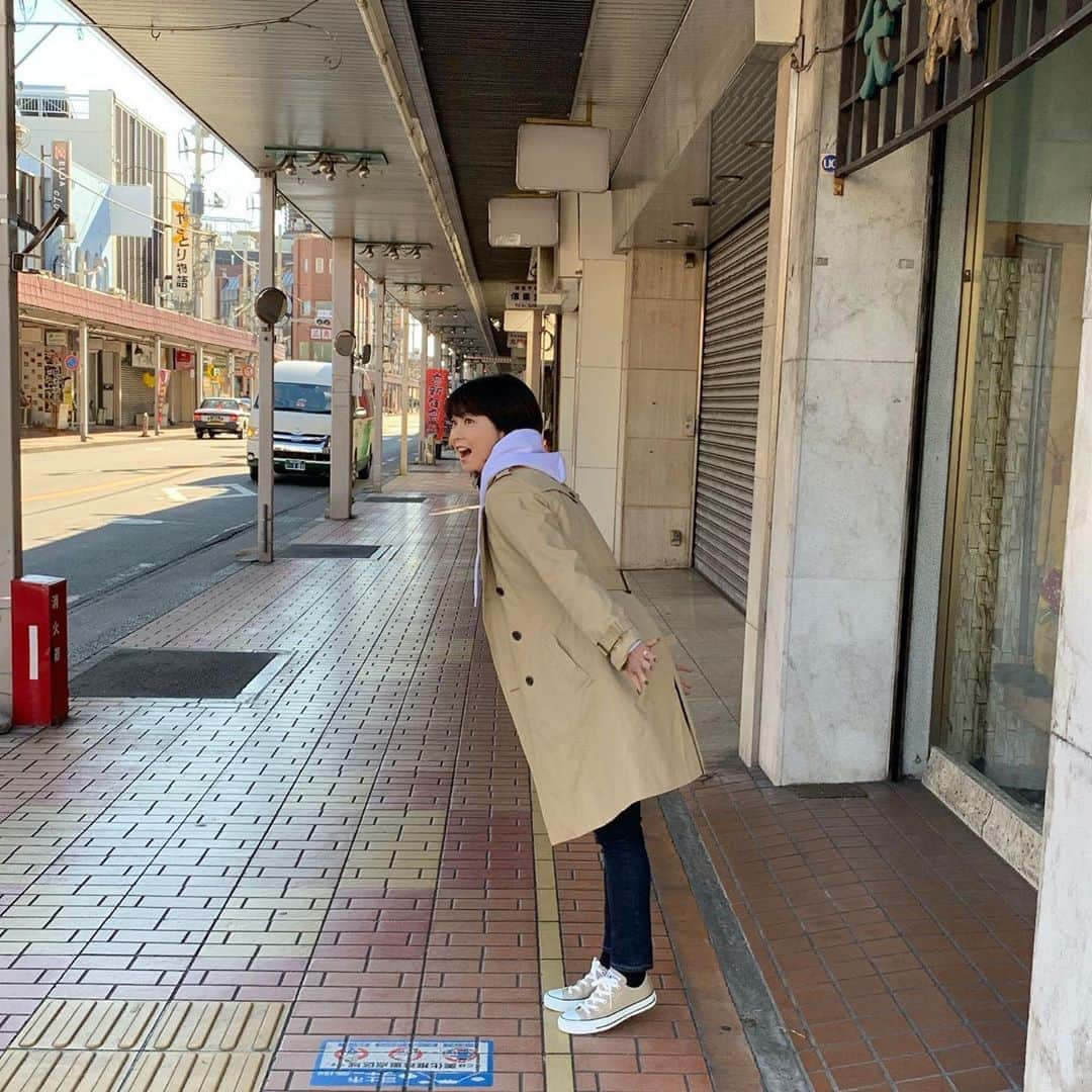 森高千里さんのインスタグラム写真 - (森高千里Instagram)「「この街」TOUR 2019 ﻿ 今日は、静岡県「富士市文化会館ロゼシアター 大ホール」でした!﻿ ﻿ ４月の裾野でのコンサート以来久しぶりの静岡！﻿ 今日は本当にいい天気で、大きく裾から広がる富士山が綺麗に見えました。﻿ こんなに綺麗に見えるのは、珍しいのでラッキーですねと言われました！﻿ ﻿ 富士市名物、釜揚げしらす御飯、富士つけナポリタン、黒はんぺん、田子の月の「富士山頂」、金沢豆腐店の「スイーツがんも」富士製パンの「ようかんぱん」全部おいしかったです！﻿ 今度富士市に来た時は、さわやかの「げんこつハンバーグ」食べにいきたいです！﻿ ﻿ ﻿ 明日は、大阪府「NHK大阪ホール」です。﻿ ﻿ #chisatomoritaka﻿ #森高千里﻿ #この街TOUR2019﻿ #静岡﻿ #富士市文化会館ロゼシアター﻿ #広見公園﻿ #富士本町商店街﻿ #富士山﻿ #田子の月﻿ #富士山頂﻿ #富士山湧水もなか﻿ #金沢豆腐店﻿ #スイーツがんも﻿ #がんもいっち﻿ #ようかんぱん﻿ #釜揚げしらす御飯﻿ #富士つけナポリタン﻿ #黒はんぺんフライ﻿」11月16日 20時24分 - chisatomoritaka_official