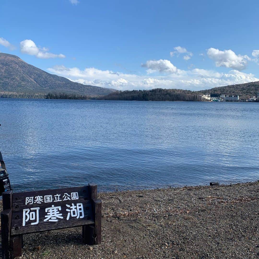 新垣泉子さんのインスタグラム写真 - (新垣泉子Instagram)「正解は、、、 北海道釧路市の阿寒湖でした！！！ 福岡に比べると  風が冷たくて 寒かぁぁぁーーーー！！！ 札幌は行ったことあったけど、 釧路は初上陸でした！！！ マリモで有名な阿寒湖☆  素敵なスポットを見つけてきましたよ！  詳しくは年末特番でお伝えします(^-^) #報道年末特番 #年末特番 #もうそんな時期です #北海道釧路市 #阿寒湖 #阿寒湖温泉 #まりもの街 #まりも #壮大な自然 #tnc #アナウンサー」11月16日 20時17分 - motoko.arakaki