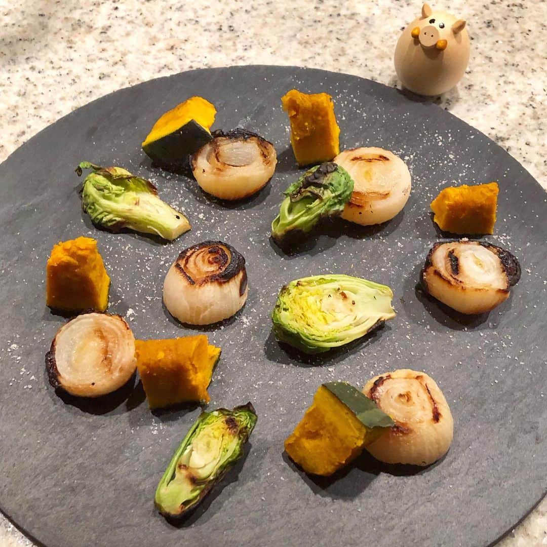 榊山敬代のインスタグラム：「🎃🥬🧅… ・ 先週のおいしかったひと品の記録  ホカホクに甘く ミニ野菜サイズ グリルしました  ペコロスさん 芽キャベツさん カボチャさん  なかよく並べて秋色の アンティパストを制作  今回の岩塩はカリサラッと 粉雪みたいな種類セレクト  コロコロイノシシさんと共に ミニミニサイズな見た目には  いやされるの巻  そういえばイノシシさん ペコロスと同じサイズに  まちがえてグリルを しないように要注意  さてきょうは買い出し日和で いろいろ食材かいましたので お料理の制作たのしむ週末に ・ ・ ・ #夕食 #夜食 #dinner #おつまみプレート #おうちごはん  #おつまみ  #food #vegetable#芽キャベツ#antipasto #healthy #カボチャ#pumpkin #onion #ペコロス #cabbage #🍷 #wine #bianco #artist #kitchen #cooking #日本画家 の #お料理こんなもん  #味覚の秋 #grill しただけ」
