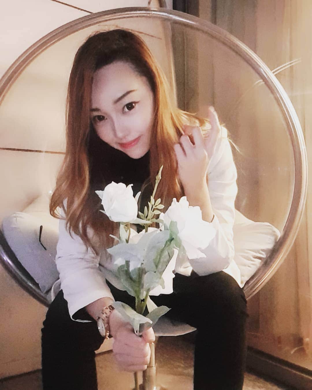 Nicole Chenのインスタグラム：「Time to keep me warm? Who shall keep me warm ;)」