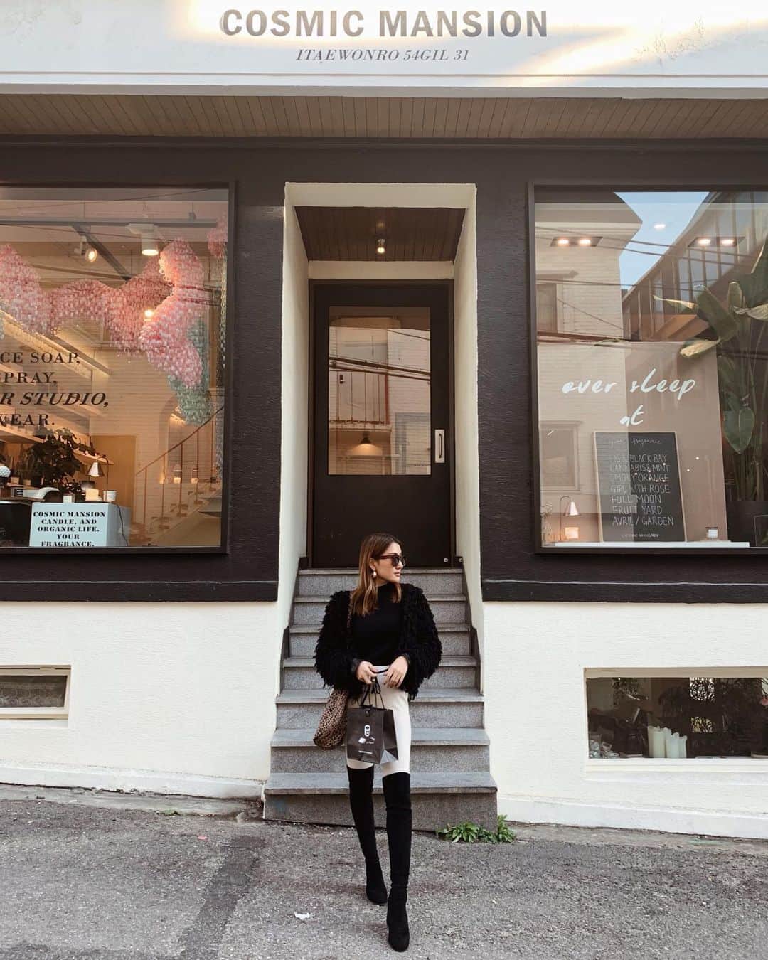 のインスタグラム：「🖤 . 最終日は漢南洞にある Cosmic mansionでお買い物💘 . アロマキャンドル、ディフューザー、 ルームスプレーなどなど。。🧴 店内の商品全てが手作りで 植物性100%のオーガニック製品なんだって✨ . お土産とかプレゼントに良さそうな物が揃ってたよ〜♡ . #korea #shopping #韓国」