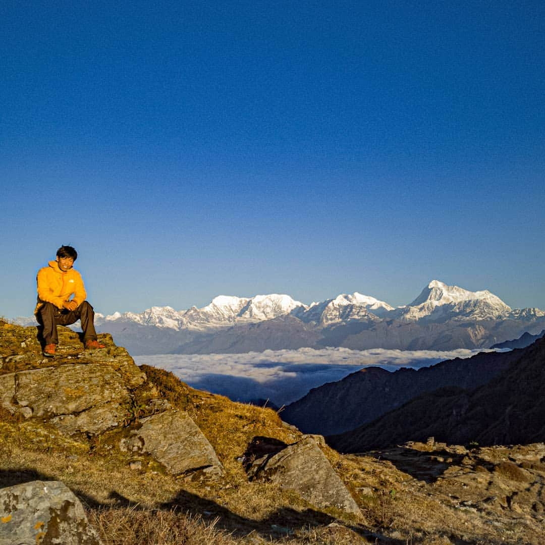 中島徹のインスタグラム：「I came back to a signal area. This was my 6th field trip in Nepal, and the last trip in my PhD curriculum. The great view of Kangchenjunga and Makalu moved my mind. I'm not an alpinist, but I want to try this kind of huge mountain someday in the future.  調査とサンプリングが終わり、山から降りてきました。今回は天気に恵まれ、東ネパールの素晴らしい景色を堪能することができました。いつの日かこういった山にも登ってみたいですね。  #himalaya #nepalhimalaya #climbing #WallsAreMeantForClimbing #wallaremeantforclimbing」