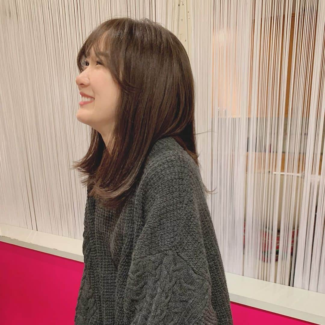 吉田友利恵さんのインスタグラム写真 - (吉田友利恵Instagram)「💇‍♀️ 髪の毛綺麗にしてもらいました◡̈ 髪色さいこう😭👏 今回もスターダストカラー🤤 暗くなりすぎないようにアッシュ感弱めだそうですっ！ 今日もたくさん笑った😂 @roraima_ufo  ありがとう〜◡̈ またスプラトゥーンでなっ🦑」11月16日 20時36分 - _yurieyoshida_