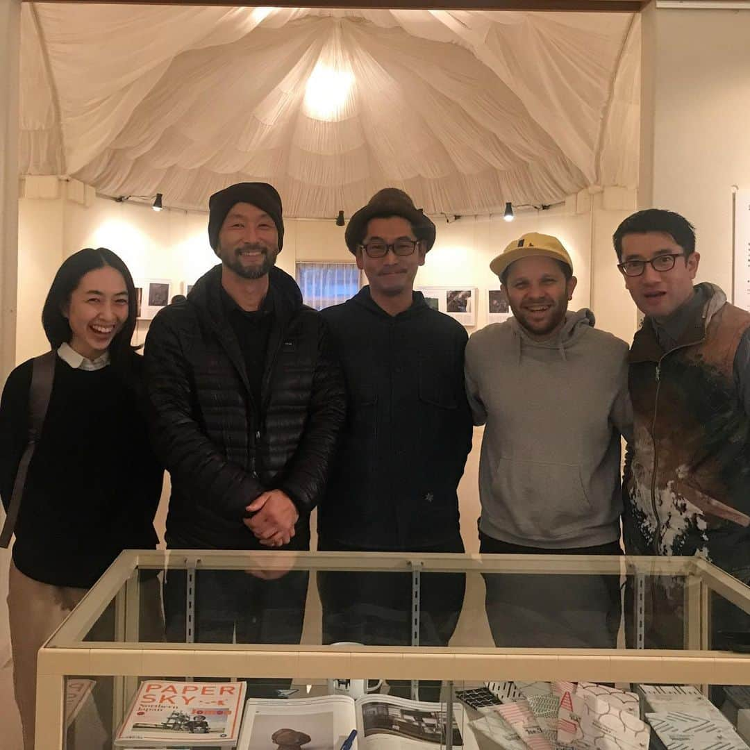 藤代冥砂さんのインスタグラム写真 - (藤代冥砂Instagram)「長野ミィーティング2回目。  津田直さんの八ヶ岳美術館での写真展に集まった面々。右より、津田直、ルーカスBB、山内悠、藤代冥砂、高木こずえ。敬称略。 標高1300m。津田さんとは10年振り。初めて彼のトークを聴かせていただいたが、想像外の早口と、言葉の面白さに虚を突かれた。聴衆の雰囲気も良く、素敵な時間だった。感謝！縄文土器などを写した作品、美し。。 縄文、改めて明るくて楽しい。  #津田直　#縄文　#八ヶ岳美術館　#ルーカスbb #山内悠　#藤代冥砂　#高木こずえ　#八ヶ岳　#原村」11月16日 20時36分 - meisafujishiro