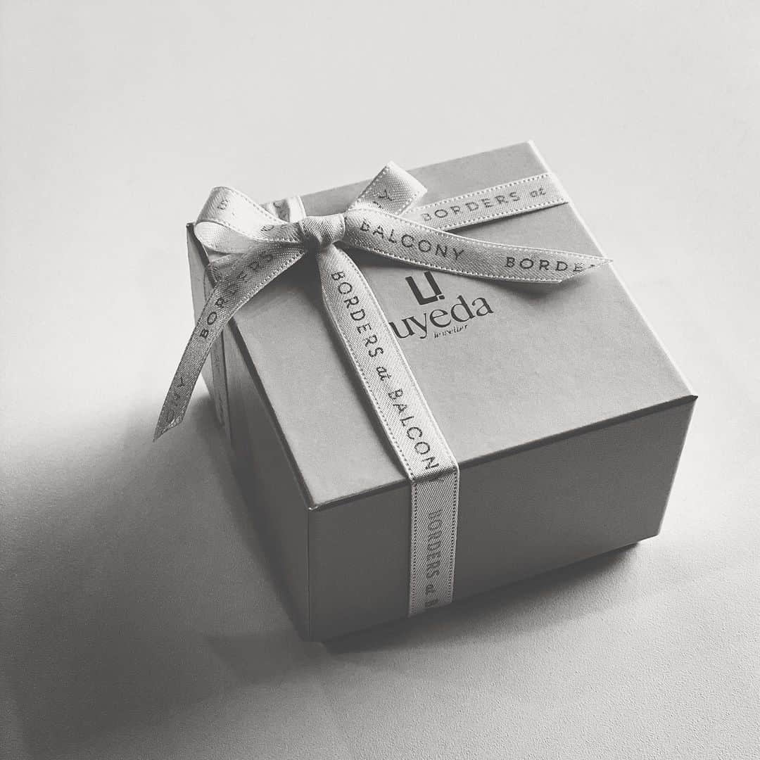 BORDERS at BALCONYのインスタグラム：「#🎁⁠⠀ What’s in the gift box??⁠⠀ ⁠」