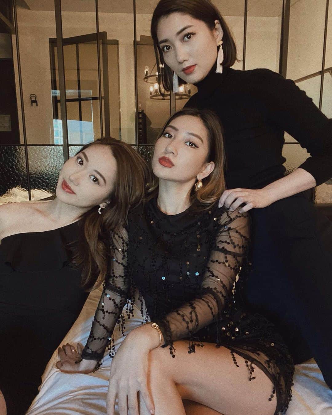 のインスタグラム：「🖤 . 久しぶりの女子旅めっちゃ楽しかった〜💋 帰ってきてからもずっと思い出し笑いが止まらない。笑 . 2人の事が更に更に大好きになった♡♡♡ そんな旅でした😌♡ . 次の旅行も楽しみ✨✨ . #iloveyou #friendship #friend #love #friendshipgoals」