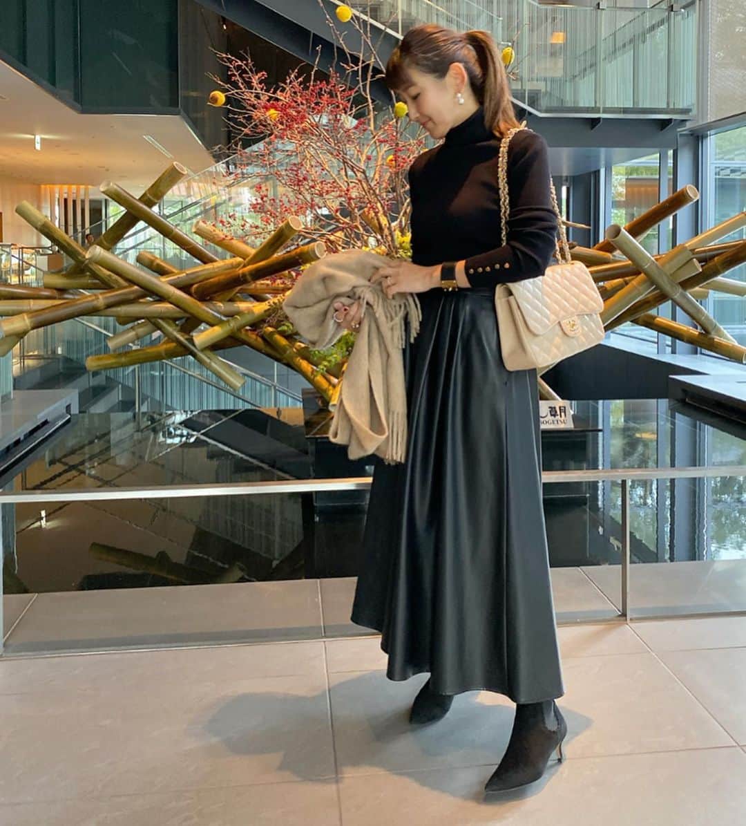 のインスタグラム：「先日のBlack&Beigeコーデ❤︎ ニットの金ボタンのポイントに合わせて 小物を選びました✨ * Tops: #titivate Skirt: #drawingnumbers  Shoes: #iena Bag: #chanel Stole: #asaucemeler  #fashion #cordinate #black #titivatestyle #franceluxejapan #ママコーデ #ティティベイト #アソースメレ #イエナ　#シャネル #袖ボタンリブタートルニット」