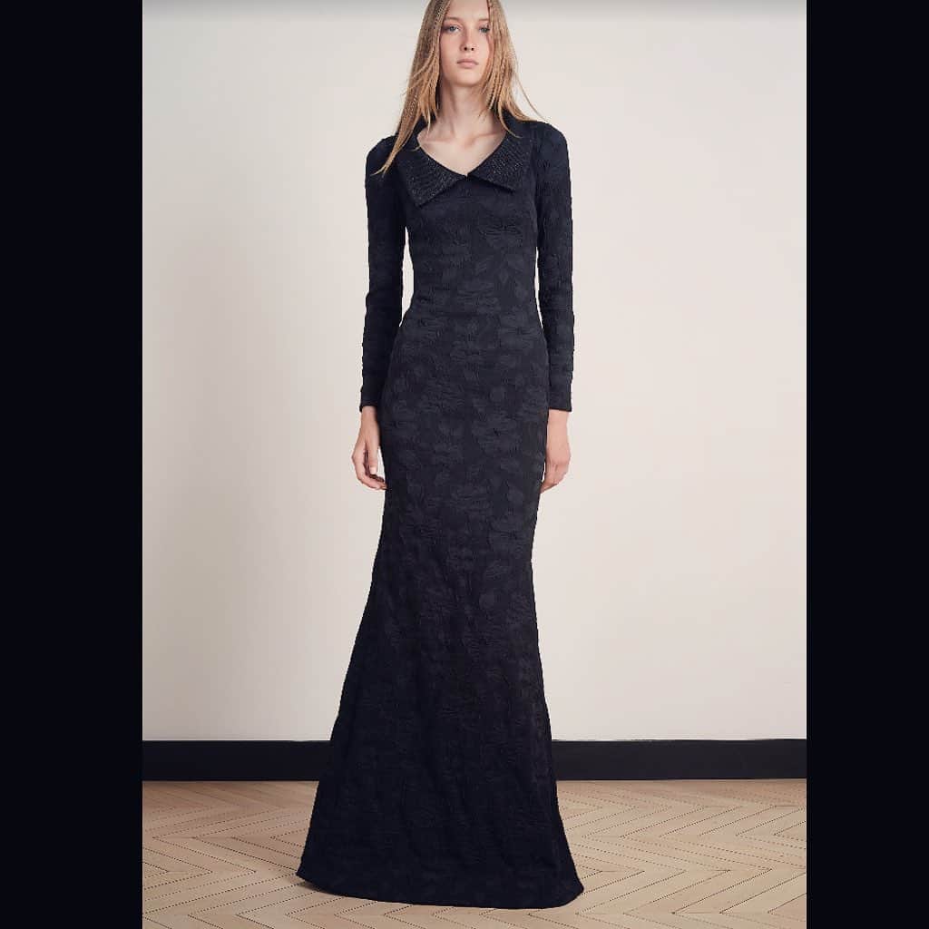 アレクシマビーユのインスタグラム：「Black pure lines @katerynazub @alexismabille #blackdress #murmaid #sleek #black #pure #elegance #simplicity #alexismabille」