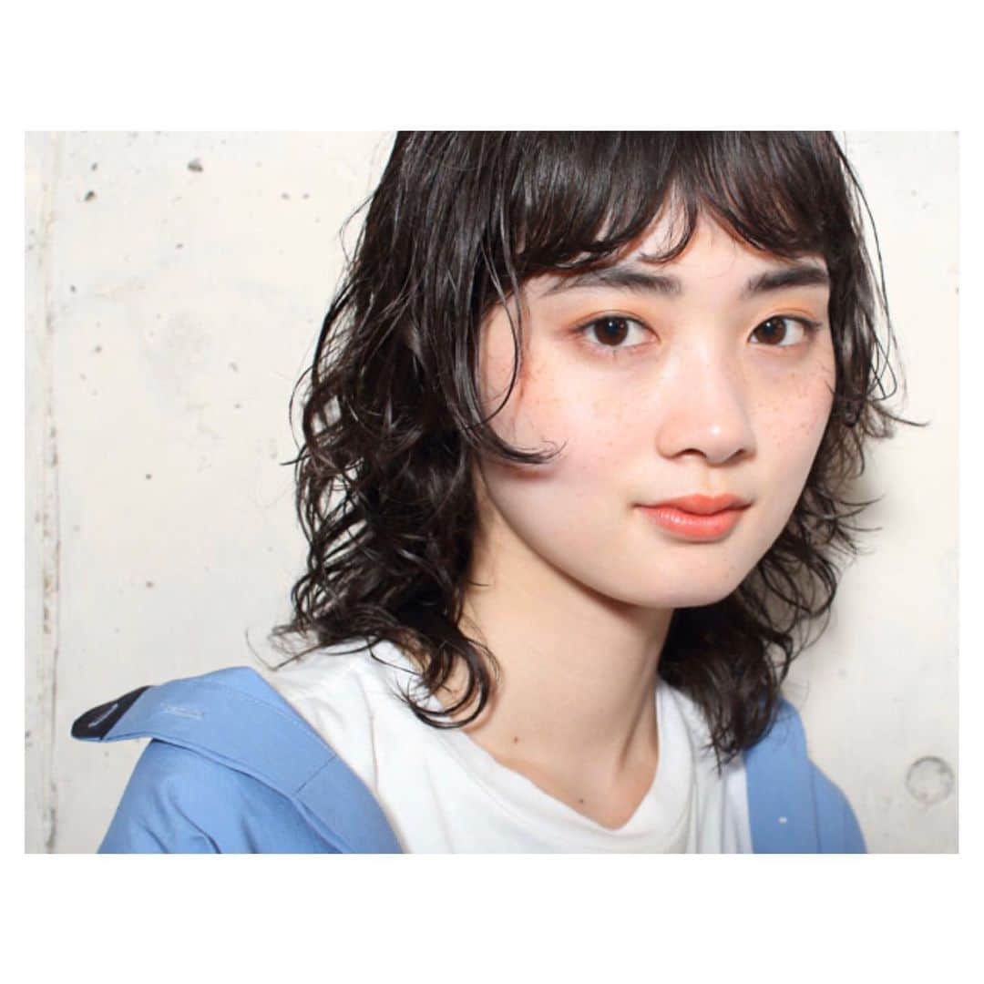 のインスタグラム：「ラフに揺れたパーマスタイルは、無限の可能性を秘めている。 ウエット仕上げで少しだけ強めの印象に、無造作に結んだ簡単アレンジでデイリーモードなスタイルに。 色々楽しめそう。  #HCJP#HC#haircatalog#hair#hairstyle#hairsalon#salon#model#salonmodel#japan#fashion#makeup#haircolor#wolfcut#cute#pretty#girl#ヘアカタ#ヘア#ヘアスタイル#ウルフカット#黒髪#カール#お洒落#サロン#サロンモデル  @hair_catalog_jp  snob enVAmp Takahiro Nagai @takahiro.nagai」