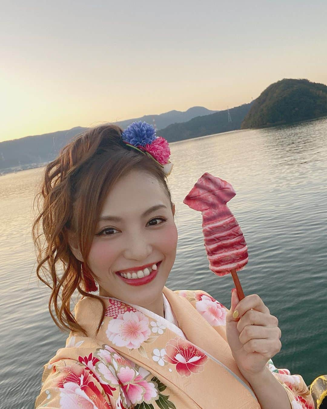 田野アサミさんのインスタグラム写真 - (田野アサミInstagram)「伊万里湾大花火2019﻿ ちっかかった。﻿ こんなに近い花火🎆は生まれて初めてだ。﻿ なんだか夏に花火見るのもいいですが﻿ この少し寒い季節に見る花火も素敵。﻿ 空に舞う儚くも輝くあったかいイルミネーション﻿ 花火師さん達の想いが沢山詰まった花火。﻿ 心に染みる花火。ありがとうございました。﻿ 皆との掛け声で花火が始まるとか﻿ こら人生であるかないかの経験😭👏🏻🎆﻿ なんて素敵な経験を皆としたんだろうか。﻿ お着物もこんなに綺麗に着付けしてもらい👘﻿ 可愛くしてもらい、本当に沢山の方が大切に作ったイベント﻿ 伊万里湾大花火、ゾンビランドサガ🧟‍♀️を知らない方も知っていただくきっかけになったんじゃないかと思います♡﻿ ありがとうございました😊♡🎇﻿ #伊万里湾大花火#ゾンビランドサガ#zombielandsaga﻿ #田野アサミ#asamitano﻿ 花火師の皆さんへ﻿ 本当に感謝です。﻿ 素敵な愛のある花火をありがとうございました👏🏻✨直接言えないけど大声で叫んだ﻿ ありがとうは聞こえてましたか？﻿ 最高の花火をありがとうございました✨❤️」11月16日 20時59分 - tano_asami