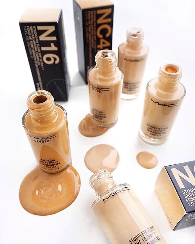 M∙A∙C Cosmetics Japanのインスタグラム：「ㅤ 乾燥が気になる季節には、保湿力の高いリキッドファンデーションに切り替えを❄️24色と豊富な色展開が魅力のスタジオ フィックス フルイッド ファンデーション✨ ㅤ 11/15～全国店舗＆公式オンラインにてスタジオ フィックス フルイッド SPF 15ご購入で、ブランド初となるアジアのスポークスパーソン、LAY ZHANGの限定カード1枚をプレゼント！中には各店枚数限定のプレミアムカードも…？ カードはなくなり次第終了なので、お早めに✨ ㅤ #MACXLAY ㅤ REGRAM: @macpro_tokyo ㅤ ㅤ ㅤ ㅤ ㅤ #MACCosmeticsJapan #MACコスメ #MACCosmetics #コスメ #メイク #LAYZHANG #スポークスパーソン #studiofixfluid #スタジオフィックスフルイッド #メイク動画 #リキッドファンデーション #ファンデーション #リキッドファンデ #ファンデ #カラバリ #テカリ対策 #混合肌 #ベースメイク #メンズメイク #美肌 #肌ケア #メイク法 #メイクレクチャー #makeup #basemakeup #liquidfoundation #flatlay」