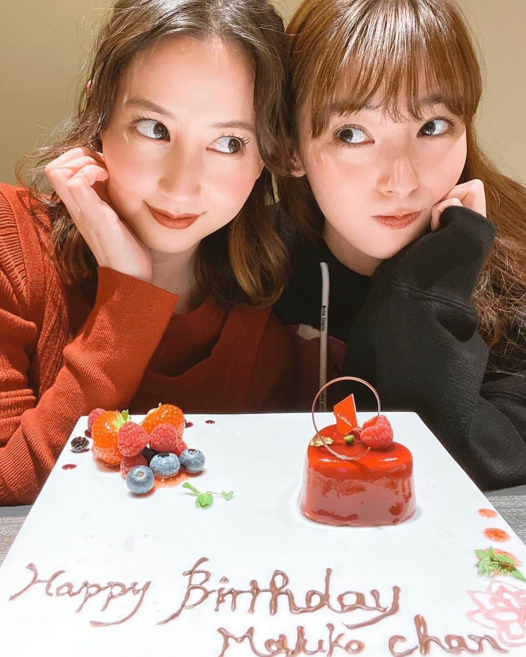 河北麻友子さんのインスタグラム写真 - (河北麻友子Instagram)「少し早めな誕生日をお祝いしてくれた可愛い可愛い茉由ちゃん！ いっぱい食べて、いっぱいおしゃべりして、アプリでいっぱい遊んだ夜でした！ #本当にありがとうねん #プレゼントはスーパー可愛いピアス #ただ耳開いてないのよ #茉由ちゃんらしい #そこがまた愛おしい」11月16日 20時52分 - mayukokawakitaofficial