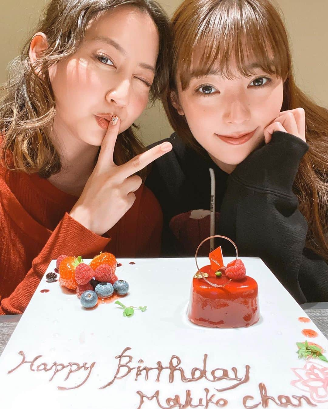 河北麻友子さんのインスタグラム写真 - (河北麻友子Instagram)「少し早めな誕生日をお祝いしてくれた可愛い可愛い茉由ちゃん！ いっぱい食べて、いっぱいおしゃべりして、アプリでいっぱい遊んだ夜でした！ #本当にありがとうねん #プレゼントはスーパー可愛いピアス #ただ耳開いてないのよ #茉由ちゃんらしい #そこがまた愛おしい」11月16日 20時52分 - mayukokawakitaofficial