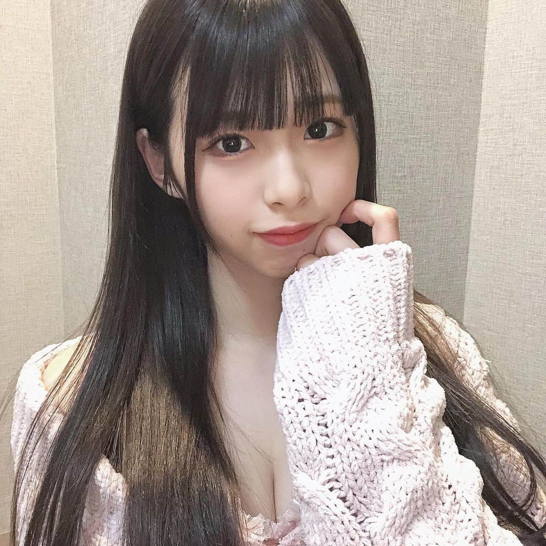 川崎ひかるのインスタグラム：「ぴえん🥺🥺 . . . . .  #daily #dailylook #selfie #selca #ootd #데일리 #데일리룩 #셀카그램 #셀카 #셀피 #오오티디 #팔로우 #自撮り #アイドル #黒髪 #ぱっつん #黒髪ロング #黒髪ロングストレート #gelatopique #ジェラピケ #ビジョビ #美女図鑑」