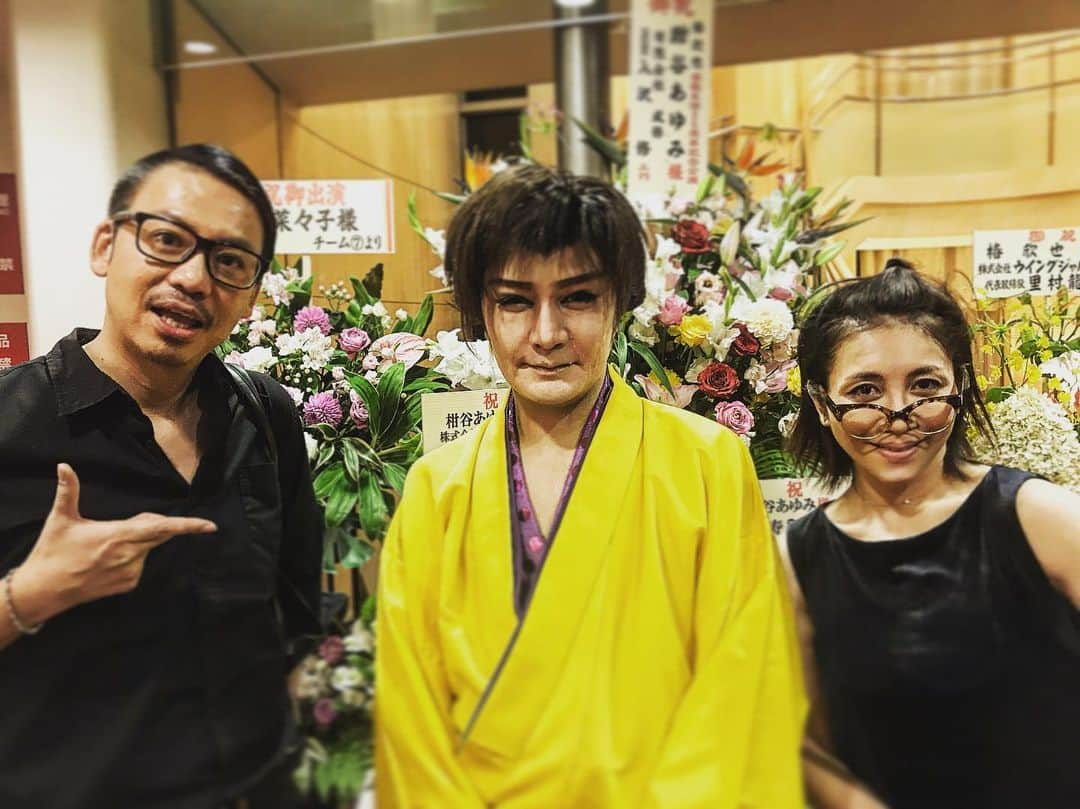 ミラクルひかるさんのインスタグラム写真 - (ミラクルひかるInstagram)「#大衆演劇  大好きでございますて！ #葵好太郎  さん  舞台拝見させていただきました！偶然出会しました我らが兄貴KO-KING  ここでかよ！ 途中、めちゃくちゃ大きな声で私語をするおばさんや、買い物袋をシャリシャリしているおばあちゃんいらっしゃいましたが、それもまた…  味でございました。 にしても、なんで、ナイロン袋ってあんなにもシャリシャリ音がなるんだろう？  なんつって考えこんだりなんかしちゃったりなんかして。」11月16日 20時54分 - miracle_hikaru_official