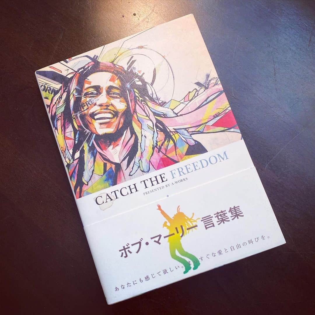 高橋歩のインスタグラム：「. . LOVE & RESPECT for BOB. . オレが独断と偏見のみで セレクトさせてもらった、 ボブ・マーリーの言葉集。 . 彼が、36年の人生で叫び続けた歌詞、 インタビューで語られた言葉は、 もちろん、1冊の本に収まるようなものじゃないけど。 . 生き方の根っこに触れている言葉だけを厳選して。 まっすぐ、透明感のある作品になったと思う。 . じっくり、感じて欲しい。 きっと、おもいっきり、胸に刺さりまくるぜ。 . 彼の言葉だけを読んでも、 充分にすごいけど。 . その言葉のバックグラウンドを知っていた方が、 より、深く理解できるでしょってことで、 彼のライフストーリーも紹介した。 . あと、やっぱりさ。 彼が吸っていた空気を吸いに行こうぜ！ ってことで。 ボブ関連のディープな場所を楽しむために、 ジャマイカの旅ガイドも創っておいたので、 行く人は、ツカえると想うよ。 . . CATCH THE FREEDOM！ . 俺の歌を、 頭で理解できようができまいが、 そんなのどっちでもいい。 . ただ、一緒に歌って、 感じてくれればいいんだ。 . 俺たちが求めているのは、 美しさだからな。 . BOB MARLEY」