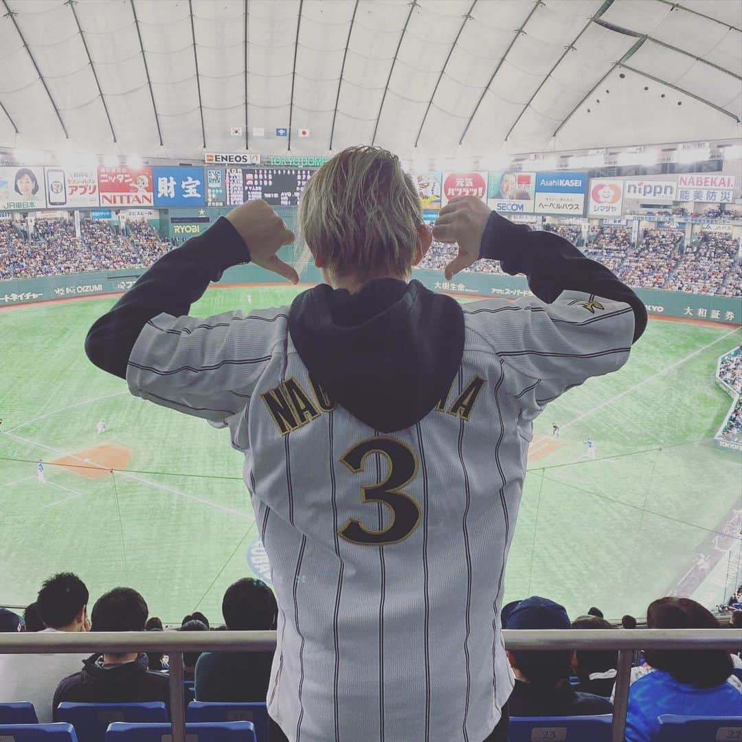 植田朝日のインスタグラム：「⚾️🇯🇵🇯🇵🇯🇵⚾️﻿ ﻿ 東京ドームなう。﻿ ﻿ 大事な大事な日韓戦だと思ってたのに、明日の決勝も日韓戦になっちゃったんで手の内を見せない戦いになっちゃった。。。﻿ ﻿ にしても、シドニー五輪の時の長嶋さんのユニフォームはレアでしょ‼️﻿ ﻿ 無茶苦茶コンディション良いっす！w﻿ ﻿ #プレミア12 #侍ジャパン #長嶋茂雄」
