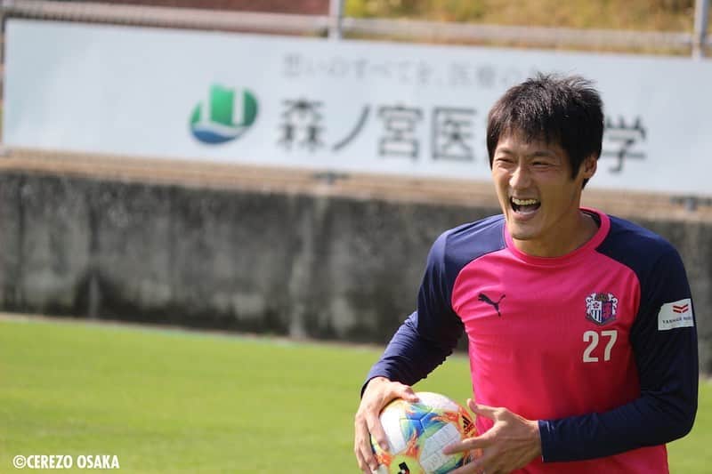のインスタグラム：「・ 〜舞洲からこんにちは🌸〜 ・・・・・・・・・・・・・ 今日は丹野選手です！ 長年、ジンヒョン選手と共にセレッソを支えてきた丹野選手。よく通る声のコーチングはピッチに響き渡り、チームを盛り立てます📢 シュート練習では壁となって立ちはだかり好セーブを連発します⚽️ ・ 丹野選手は休日、奥様とお子さんとお弁当を持って広い公園に行くのが楽しかったとのこと！ お子さんがサッカーやフリスビーなどができるようになったそうで、公園でたくさん遊ぶそうです😊 ・・・・・・・・・・・・・ #丹野研太 #cerezo #セレッソ大阪 #SakuraSpectacle」
