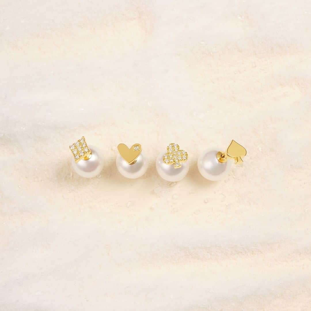 のインスタグラム：「. 2019 Holiday ”fairy tale” . トランプをモチーフにしたユニークなマーチピアス💕 耳元のアクセントにぴったりです✨ . #AHKAH #jewelry #newcollection #2019holiday #fairytale #アーカー #ジュエリー #フェアリーテール #ホリデー #クリスマス #クリスマスプレゼント」