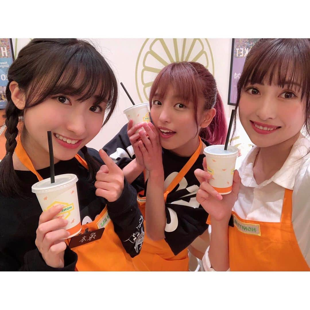 塚本颯来さんのインスタグラム写真 - (塚本颯来Instagram)「🍹💛﻿ ﻿ HONEY’S BAR さん！！﻿ 1日店長イベントありがとうございました！ ﻿ ﻿ ﻿ わ〜！わ〜！！！﻿ コラボが決まった時からずっと楽しみだったんです🤤💭💭﻿ ﻿ ﻿ 丁寧に教えてくださった店員さん店長さん！﻿ 足を運んでくれたロケッターのみなさん！﻿ ﻿ ﻿ そしてこんな素敵な機会を与えてくれた全ての方に、﻿ 感謝の気持ちでいっぱいです！﻿ ﻿ ﻿ HONEY’S BARのコラボは17日まで！✈️﻿ ﻿ ﻿ ここでしかGET出来ないコースターや缶バッチと共に﻿ 美味しいジュースたくさん飲んじゃいましょ〜！🥳 ﻿ ﻿ ﻿ 塚本颯来のコースターや缶バッチはGET出来ましたか…？💭 私はランダム缶バッチ播磨怜奈でした！👍🏻👍🏻」11月16日 21時02分 - sora_tsukamoto_official