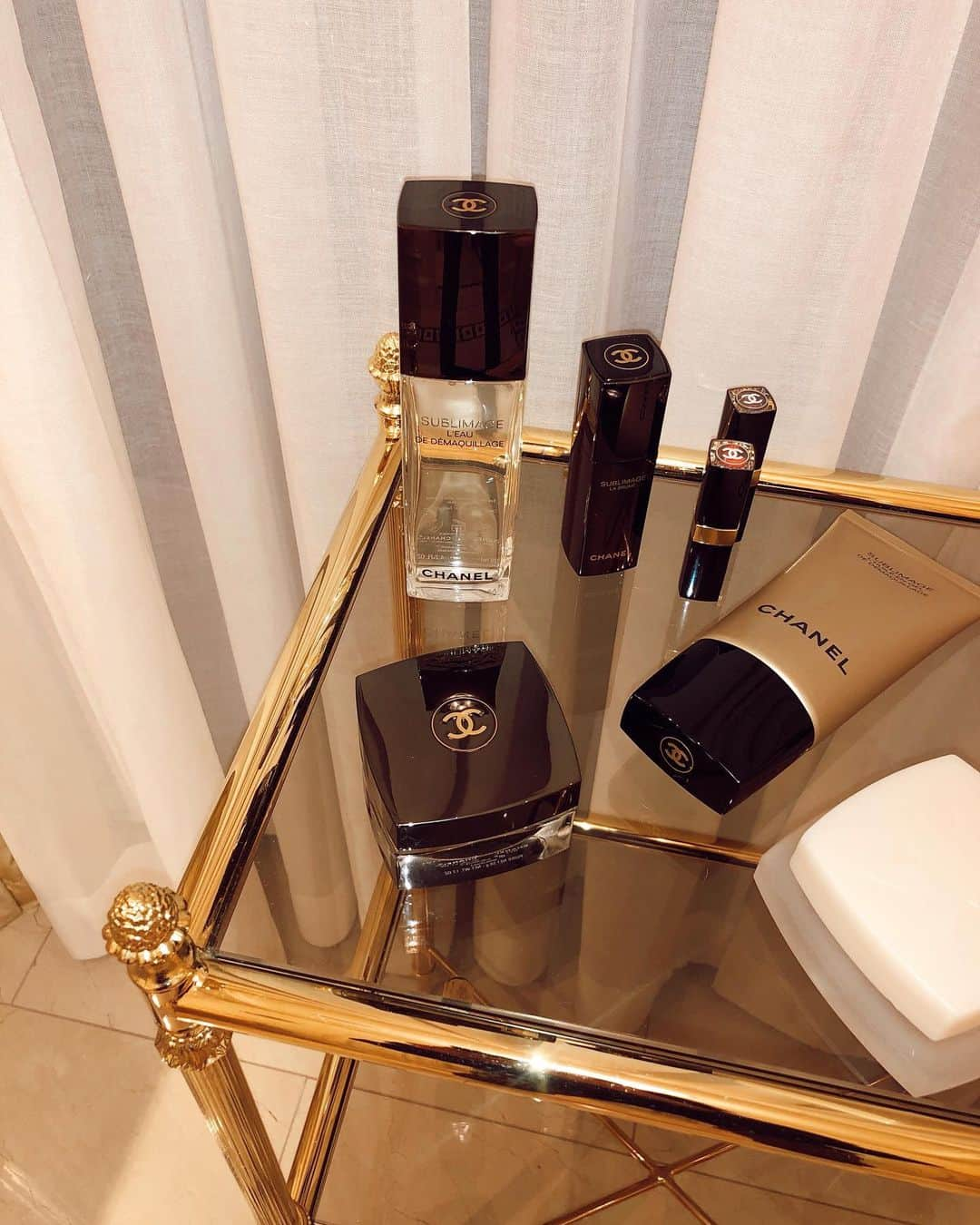 大屋夏南さんのインスタグラム写真 - (大屋夏南Instagram)「CHANEL sublimage is matching with the Ritz bathroom and my skin🌟 サブリマージュラインの使用感たるや🥺今回もラボにお邪魔したけど、やっぱり丁寧に作られてるものって違う。 クレンジングジェルの気持ち良さは衝撃🤯 ・ ・ #CHANELskincare #INSIDEOUTBEAUTY」11月16日 21時02分 - __kana_oya__