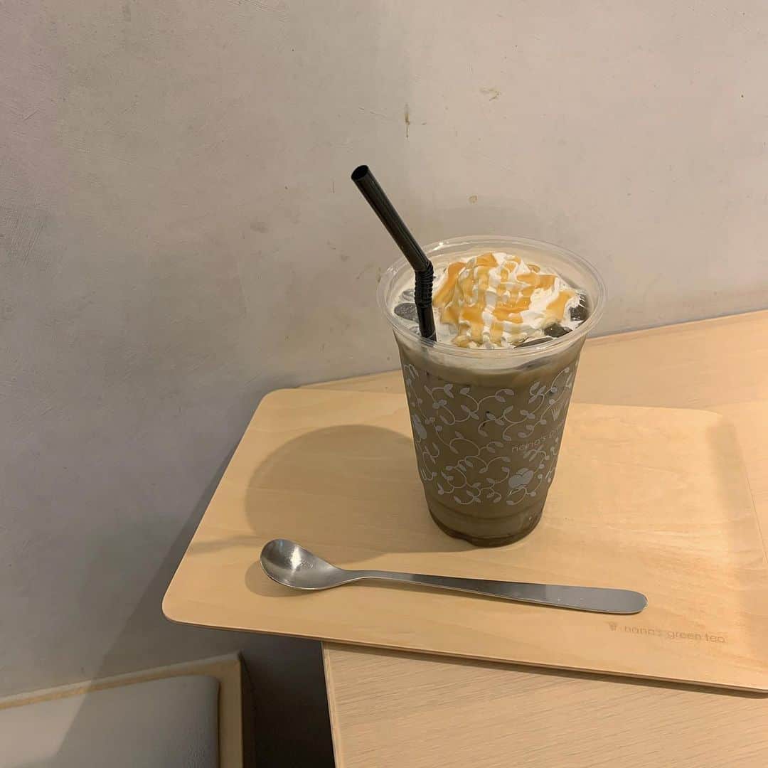 のインスタグラム：「♡♡ . .  ほうじ茶キャラメルラテ🍪！ . . しっかりほうじ茶やった🥴💓 . . 今の時期、iceかhotか悩むよねぇ🤣笑 . . hotにしようとしてても 店内が暑かったらiceにしたり🥤⭐️ . . 迷ってる時間も結構すき🤭💖笑 . . #nanasgreentea #ほうじ茶ラテ #ほうじ茶キャラメルラテ #ほうじ茶 #好き #cafe #カフェ#カフェ巡り #カフェ巡り好きな人と繋がりたい #おしゃれカフェ #美味しい #mai___food」