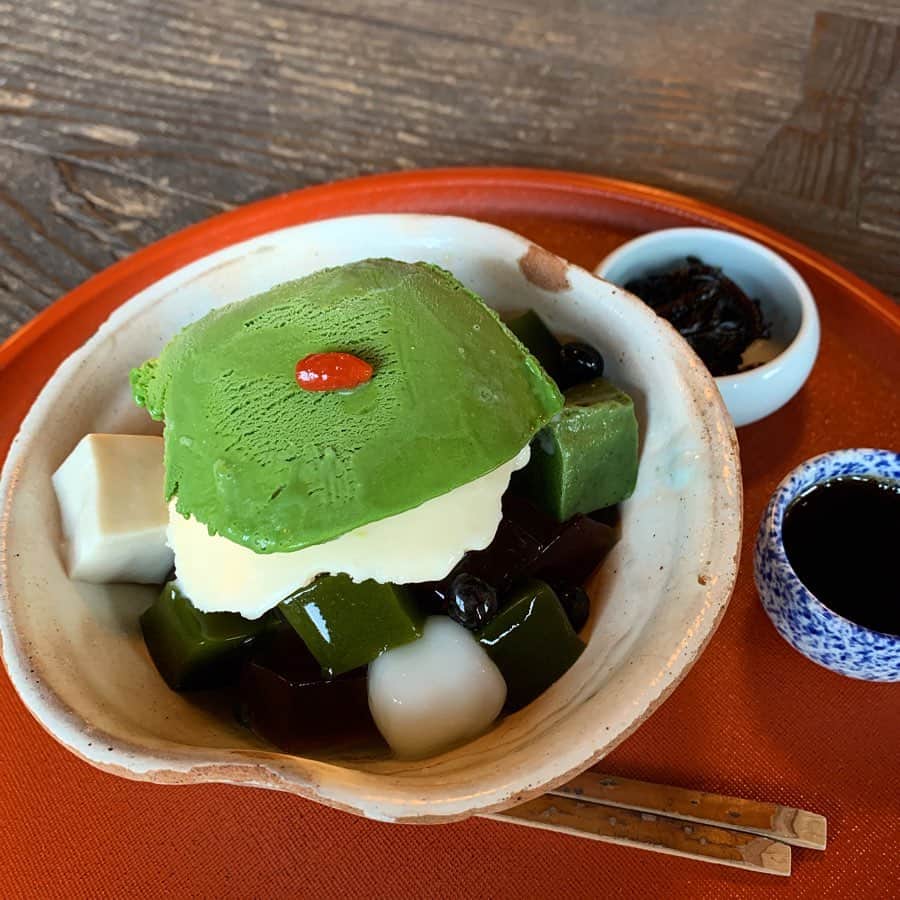 のインスタグラム：「【上野　喫茶去】 抹茶好き必見！ 絶品クリームあんみつ！！！ ㅤㅤㅤㅤㅤㅤㅤㅤㅤㅤㅤㅤㅤ 🏠#上野　#喫茶去 🚶‍♂️上野駅徒歩6分 📖クリームあんみつ(¥800) ㅤㅤㅤㅤㅤㅤㅤㅤㅤㅤㅤㅤ 見た目がかわいいあんみつ。  濃い抹茶アイスにヘルシーな豆乳アイス。 弾力のあるもちもちむちむちの求肥。 白玉や大きめ抹茶寒天がたっぷり入ってる。 まじ都内トップクラスの美味しさ。 個人的あんみつNo. 1 ㅤㅤㅤㅤㅤㅤㅤㅤㅤㅤㅤㅤㅤ 黒蜜で味変可能。 食後に昆布で味を整える。 出されるお茶が美味しい。これはうなる。  テーブル5つ お一人さま用の大テーブルあり 年齢層高め。 ㅤㅤㅤㅤㅤㅤㅤㅤㅤㅤㅤㅤㅤ めちゃおしゃべりしやすい雰囲気！ マダムたちがおしゃべりに花を咲かせてる。 木のテーブルや和の空間が素晴らしい。  ほんとに無料でいただけるホットのお茶がバカうまい。 超穴場でインスタでもあまりのってない。 上野行ったらぜひ立ち寄って欲しいお店。  ㅤㅤㅤㅤㅤㅤㅤㅤㅤㅤㅤㅤㅤ 営業時間は15:00〜17:00 たまに14:30から入れたりするって！ オススメ！！！ ㅤㅤㅤㅤㅤㅤㅤㅤㅤㅤㅤㅤㅤ  東京都台東区上野公園4-59」