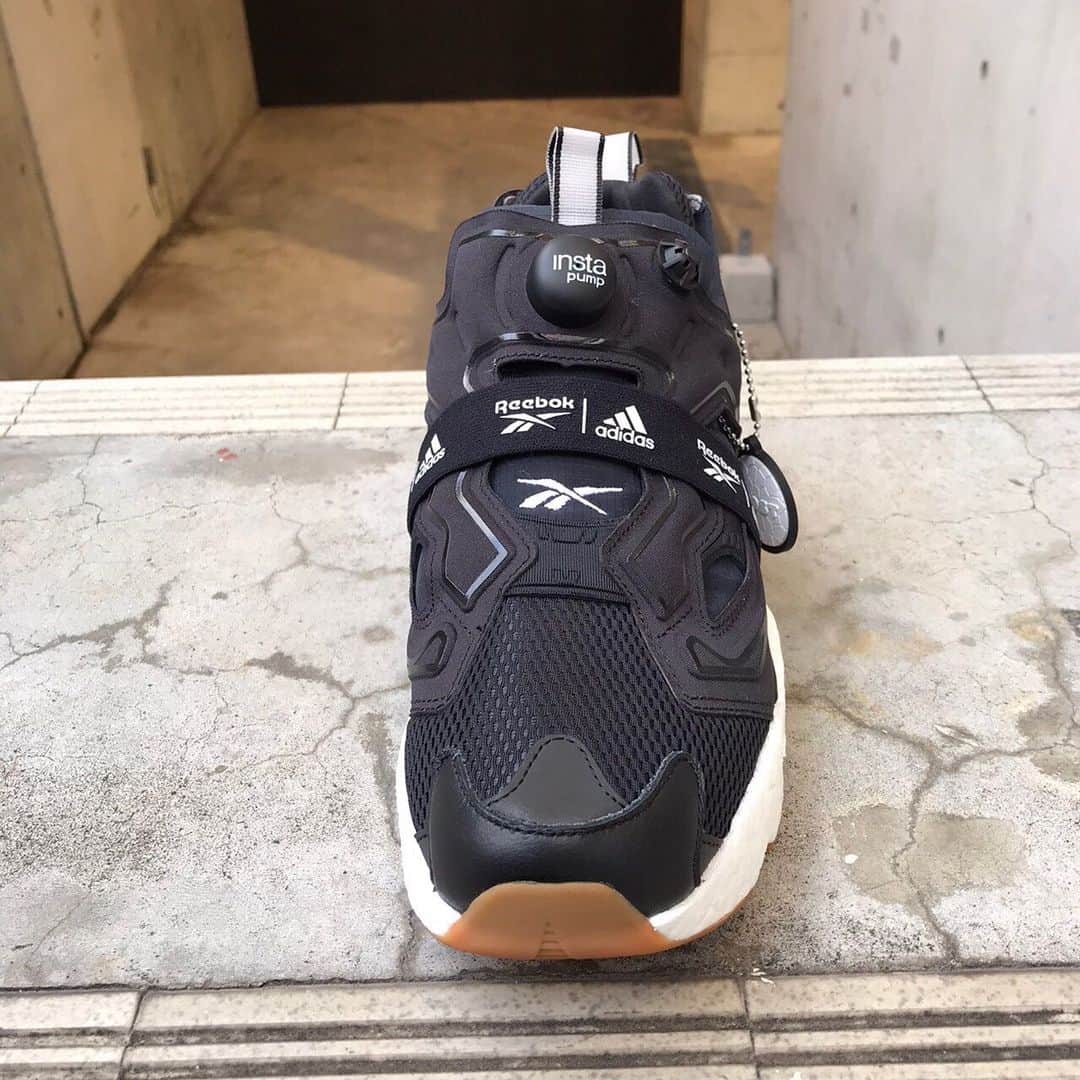 FREAK'S STORE渋谷さんのインスタグラム写真 - (FREAK'S STORE渋谷Instagram)「【Reebok × adidas】﻿ ﻿ レトロなオールドスクールスタイルにザ ポンプテクノロジーを搭載。BOOSTクッショニングが快適な足運びをサポート。﻿ ﻿ クリーンでバランスのとれたブラックとホワイトの組み合わせにより、「INSTAPUMP FURY」の斬新なデザインを引き立て、どんなスタイリングにも合わせやすい、ストリートの定番アイテムをイメージして制作。 ﻿ ﻿ ［item］﻿ ﻿ FURY BOOST﻿ ﻿ No:170-817-0026-0﻿ ¥24,000＋tax﻿ size:26.0,26.5,27.0,27.5﻿ ﻿ #Reebok #adidas ﻿ #freaksstore﻿ #freaksstore2019fw﻿ #freaksstore_shibuya_mens ﻿」11月16日 21時12分 - freaksstore_shibuya