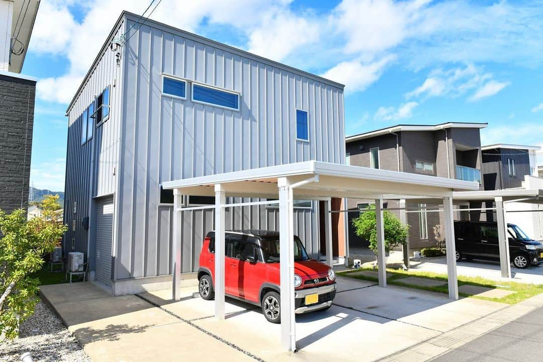 無垢 スタイルの注文住宅あめりか屋さんのインスタグラム写真 - (無垢 スタイルの注文住宅あめりか屋Instagram)「. カッコいいガルバの家いいです～🙆 この外壁は立平葺きで、幅広のグリッドもいいですよね～参考までにぜひぜひ～。 #ガルバ #ガルバリウムの外壁 #ガルバの家 #敦賀 ~~~~~~~~~﻿ 他の施工事例⇒ @amerikayaarchitecture﻿ ~~~~~~~~~﻿ ﻿﻿﻿﻿ #あめりか屋 は#カリフォルニア住宅 や#サーファーズハウス のような#アメリカン住宅から、#無垢材 をつかった#木の家 といった #かっこいい家 や#かわいい家 の#デザイン住宅 を建てています ﻿﻿🐶﻿ ﻿﻿﻿﻿ #新築 の#注文住宅 から大規模な #リノべーション 、#リフォーム 、ちょっとしたおうちの修繕までお任せください。 ﻿﻿﻿﻿ ﻿﻿﻿﻿ 福井県 #敦賀市 の事務所から車で60分以内の、#美浜町 #若狭町 #小浜市 #長浜市 #高島市 #南越前町 が基本的な施工エリアです🚙 ﻿﻿﻿﻿ ﻿﻿﻿﻿ 昭和26年創業と長い歴史を持つ#工務店 で、高性能で適正な価格の#家づくり をしていますし、家を建てて売ることが仕事ではなく、お客様ご家族の #豊かな暮らし を支えることを仕事としてやってます😀﻿﻿﻿﻿ ﻿﻿﻿﻿ まずは資料請求からどうぞ～💬﻿﻿﻿﻿ ﻿﻿﻿﻿ ホームページの資料請求ページ、お電話（TEL 0770-22-0577）、DMにてお気軽にお問い合わせくださいね～📱﻿﻿﻿﻿ ﻿ ~~~~~~~~~﻿ 他の施工事例⇒ @amerikayaarchitecture﻿ ~~~~~~~~~﻿ ﻿﻿﻿ なお管理人は @hidekazu_shinohara という愉快なやつです（笑）一緒に #マイホーム計画 しましょう🎵」11月16日 21時14分 - amerikayaarchitecture