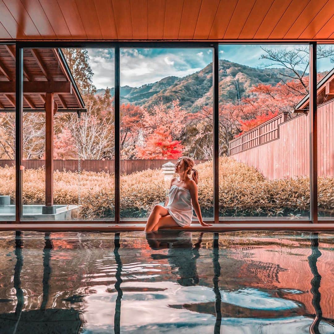のインスタグラム：「温泉 = Onsen Is probably one word that makes a lot of Japanese happy when thinking about it. It is used not only for health and beauty reason, but also as a refreshing trip to escape from the busy city. One particular place that’s famous for their onsen is Hakone, BUT do you know that there’s also another one close to Tokyo that’s really popular among the locals? KINUGAWA ONSEN  Located 2 hours away from Tokyo, easily accessible from Shinjuku and Asakusa, the area of Kinugawa onsen consists of many ryokans and hotels that allow you to take a dip into the onsens. And what’s better to stay it than at one of @hoshinoresorts.official ‘s properties which is KAI KINUGAWA ONSEN  The place is GORGEOUS and the onsen area comes in indoor and outdoor bath that overlooks the mountains. As I came during autumn, the trees had changes colors to red and yellow 🍂🍂🍂 As for Ryokan establishment, usually dinner and breakfast is all included! So you can just relax and stay in the ryokan while being pampered by the omotenashi 🥰  Have you ever tried Onsen in Japan? Tag your friend who is or will be coming to Japan so they can check this property out 💖」