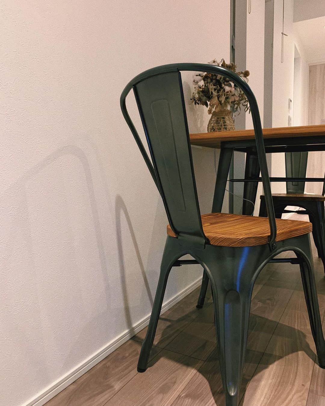 sayocoのインスタグラム：「お気に入りのdining table & chair🍽🌿 ・ ・ 買ってみてダイニングテーブルのある暮らしって 素晴らしいと思ったよ😂💖 (ソファーでの食事からの卒業🛋🎓) ・ ・ #エアリゾーム#ダイニングテーブルセット  #ダイニングテーブルのある暮らし#新築戸建て#インテリア」