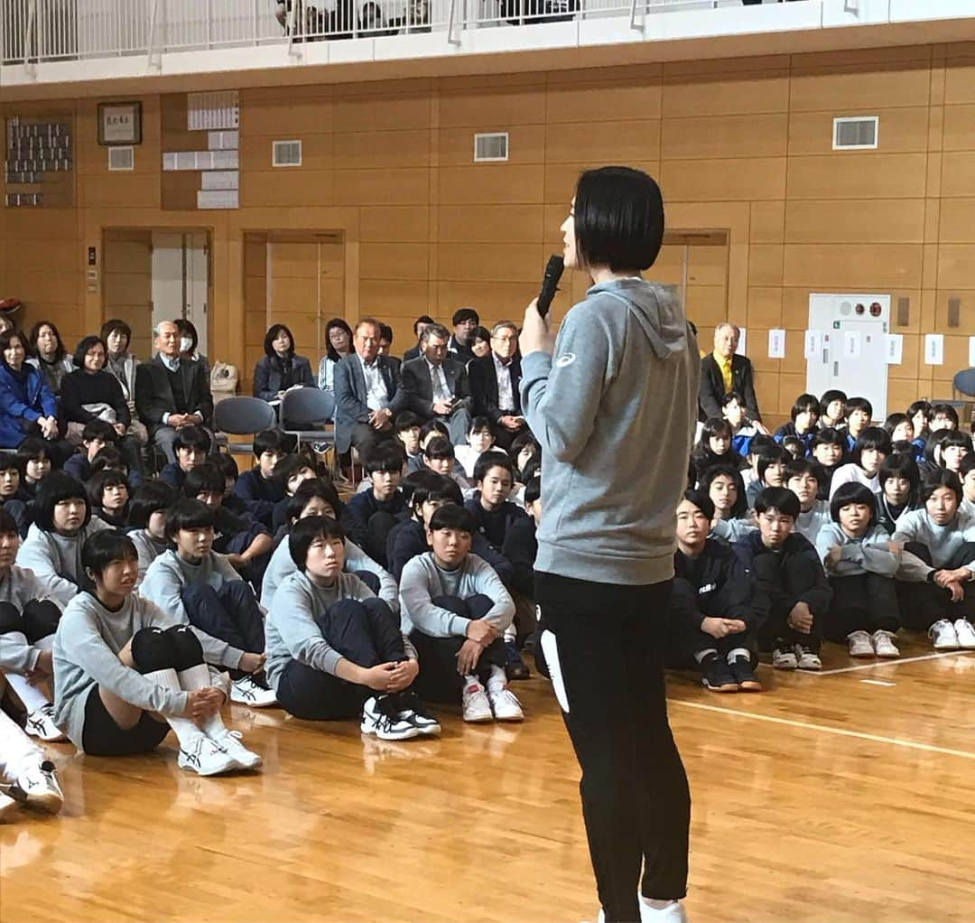 大山加奈さんのインスタグラム写真 - (大山加奈Instagram)「. . 本日はだんなさんのふるさとである 熊本県八代市にて ロータリークラブさま主催の バレー教室と講演会でした‼︎ . . 姪っ子ちゃんも参加してくれていましたし 八代の中学生のみんなと一緒に バレーボールができて とても嬉しかったです‼︎ . . 講演会も中学生から大人の方まで みなさんが一生懸命聴いてくださって 感動しながらの講演となりました。 . . わたしにとっても大切な場所である 八代でこのような機会をいただけたこと とても幸せで嬉しく思います。 . . ロータリークラブのみなさま 参加してくれたみなさん お手伝いしてくれた 八代白百合学園高校のみなさん ありがとうございました‼︎‼︎‼︎ . . #八代市 #ロータリークラブ  #青少年育成事業 #熊本県 #講演会 #バレーボール教室」11月16日 21時18分 - kanaoyama0619