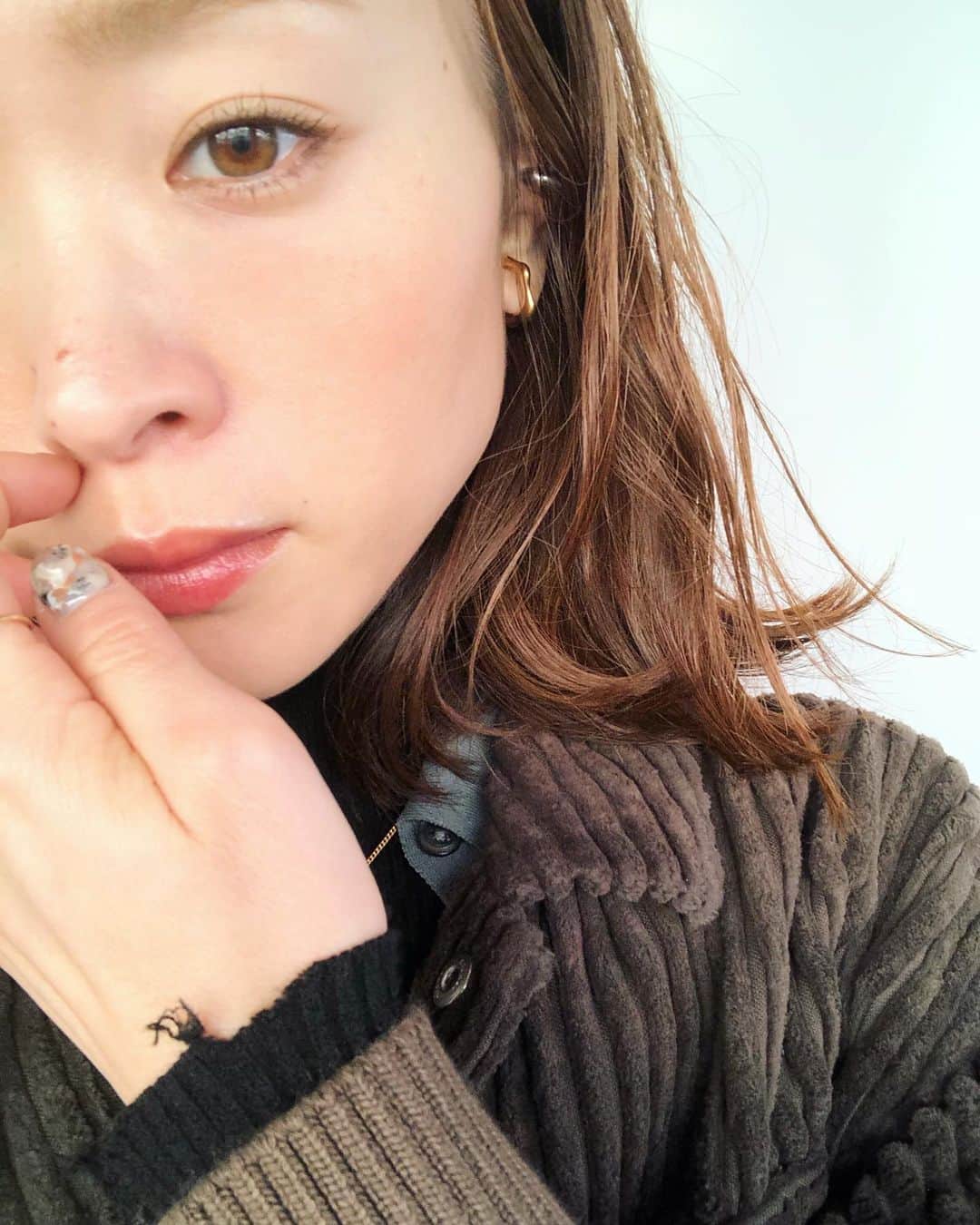 野尻美穂のインスタグラム：「新しくTHREEのコスメを手に入れたのでそれ中心に。 上のコンパクトはポーチ付きなんだけど、箱の中に筆がある事にすぐ気付かず、まさかの指にて使用してます。チークは右のやつとその隣のハイライト（四角の上のやつ）をポンポン付けました。アイシャドーには真ん中左上のカラーを。リップは左上の色とグロスを混ぜてるよ。 そして！新しい我らがシマリンググローさんで（左下）鼻筋光らせております。 #THREE #コスメ #口の脇のホクロが気になる🤔 #光でパレット汚く見えるけど影だよきれいだよ😂 #YAMANは実行中だよ」