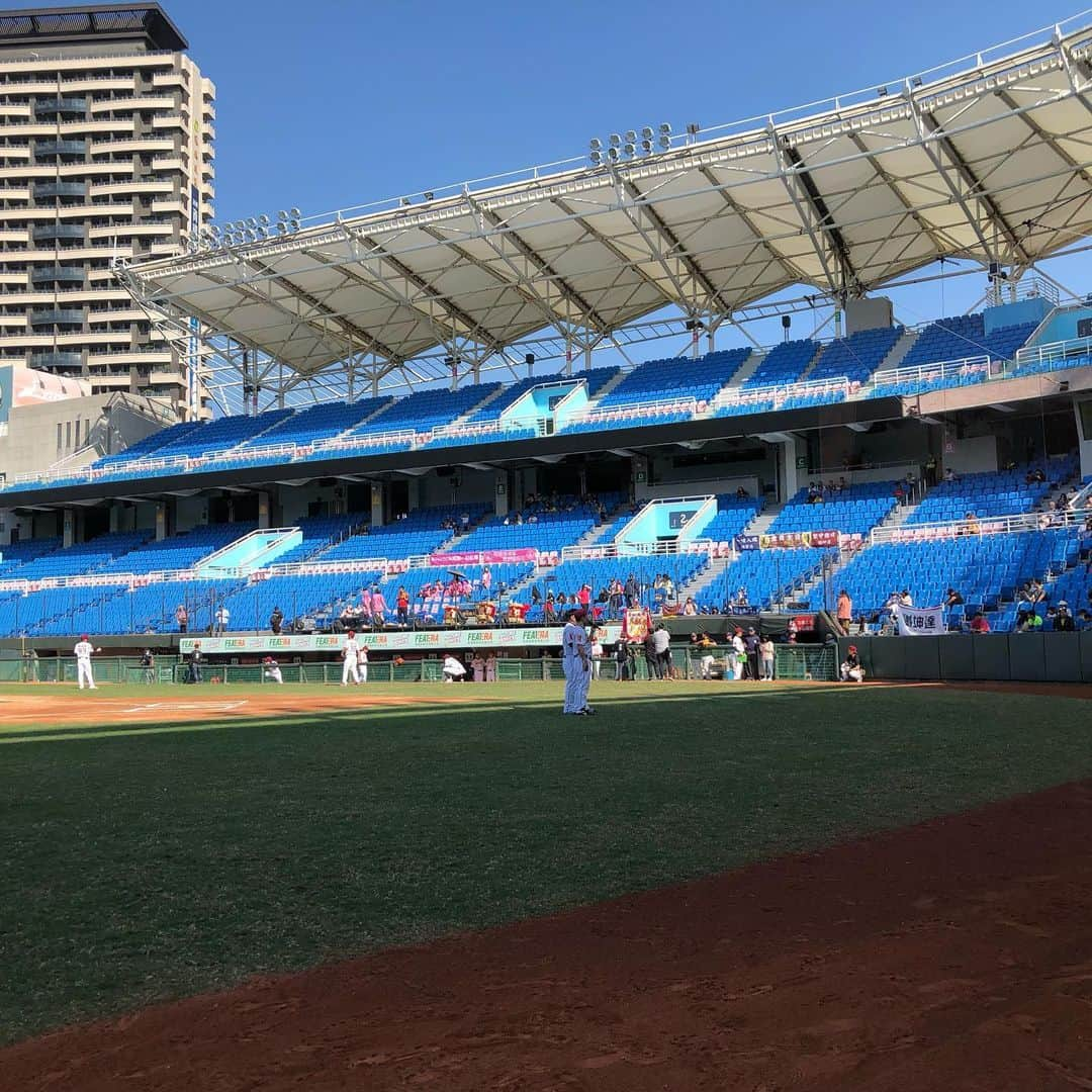 いけや賢二さんのインスタグラム写真 - (いけや賢二Instagram)「台湾で日本韓国台湾の芸能界チャリティー野球大会でした。 41歳にはなかなか辛い...。 でも、久しぶりの野球は楽しかったです！ 明日は決勝ですが、僕は帰国。 日本は強い！ 2連勝です！ #野球 #日本 #韓国 #台湾 #チャリティー #野球大会 #チーム #吉本 #41歳 #身体 #ボロボロ #一打席目 #四球 #二打席目 #1ファールフライ #守備 #一塁手 #ミスなく #がんばりました」11月16日 21時22分 - ikeya0705