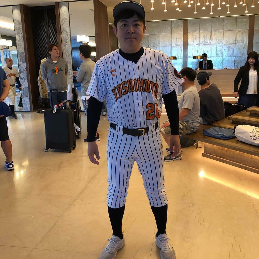 いけや賢二さんのインスタグラム写真 - (いけや賢二Instagram)「台湾で日本韓国台湾の芸能界チャリティー野球大会でした。 41歳にはなかなか辛い...。 でも、久しぶりの野球は楽しかったです！ 明日は決勝ですが、僕は帰国。 日本は強い！ 2連勝です！ #野球 #日本 #韓国 #台湾 #チャリティー #野球大会 #チーム #吉本 #41歳 #身体 #ボロボロ #一打席目 #四球 #二打席目 #1ファールフライ #守備 #一塁手 #ミスなく #がんばりました」11月16日 21時22分 - ikeya0705