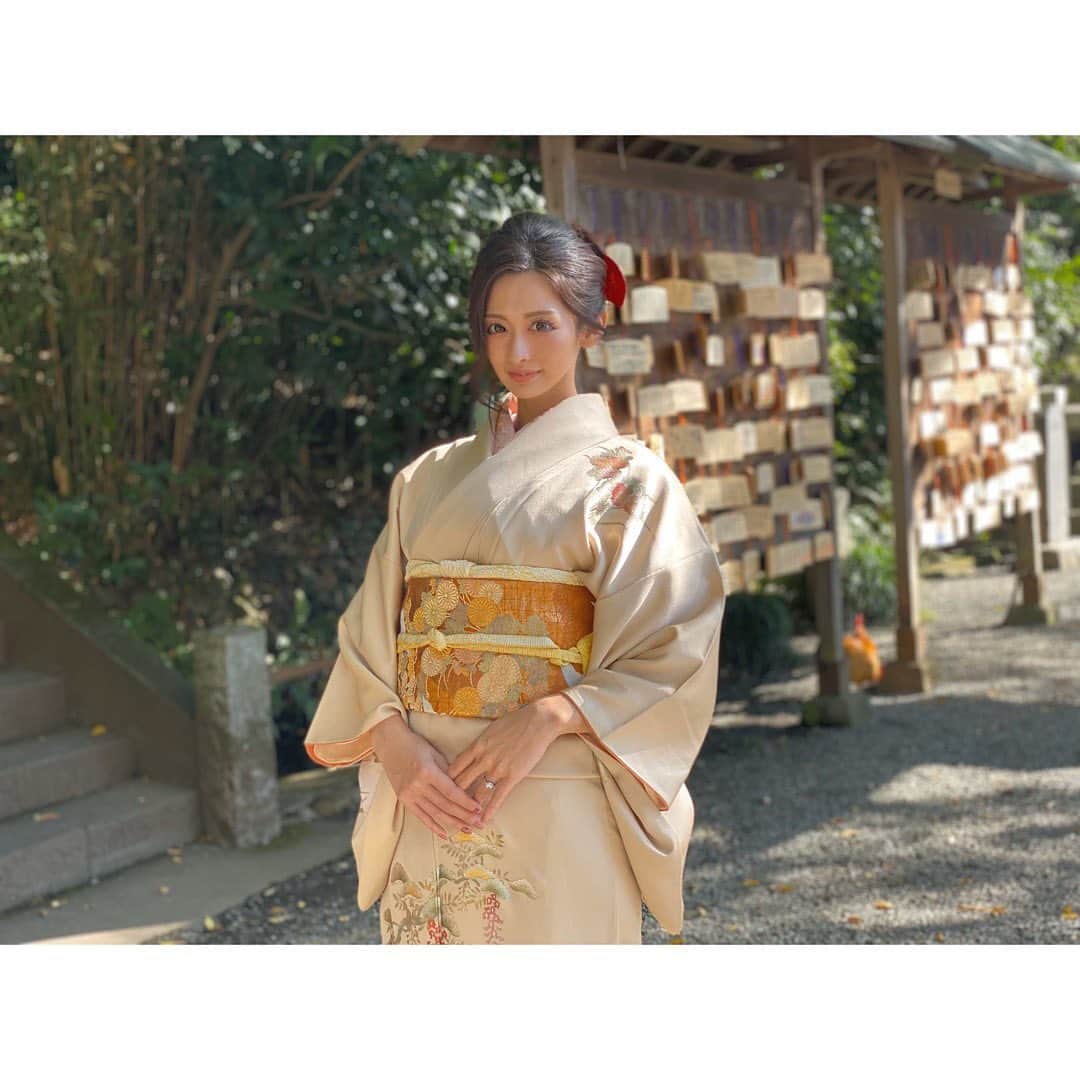 神子島みかさんのインスタグラム写真 - (神子島みかInstagram)「. #おばポーズ からの#干物女 (#ビール は銀色好き) . この着物とピンクにオーロラ帯の 2着で悩んでいたところストーリーアンケートで みなさんのご協力でこちらの着物にしました👘 . お答え頂きありがとうございましたです🥺💕 . . 慣れない着物に 帰宅後すぐ脱いでプシュぅです。 . . #ootd#fashion#makeup#kimono#Japanesegirl#japan#tokyo#mam#dad#kids#fam#instagood#instamood#instalike#instalove#instafollow#followme#instapic#我爱你#アラサー#ママ#留袖#訪問着#着物#着物ヘア#上手に撮ってくれてありがとう . . ⋆⸜ᵀᴴᴬᴺᴷ ᵞᴼᵁ⸝⋆」11月16日 21時22分 - kagomika