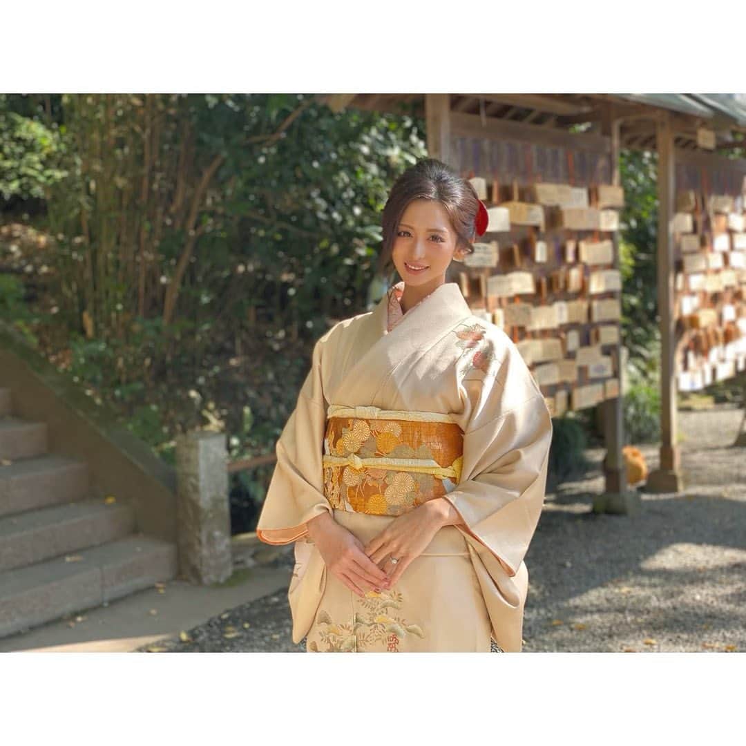 神子島みかさんのインスタグラム写真 - (神子島みかInstagram)「. #おばポーズ からの#干物女 (#ビール は銀色好き) . この着物とピンクにオーロラ帯の 2着で悩んでいたところストーリーアンケートで みなさんのご協力でこちらの着物にしました👘 . お答え頂きありがとうございましたです🥺💕 . . 慣れない着物に 帰宅後すぐ脱いでプシュぅです。 . . #ootd#fashion#makeup#kimono#Japanesegirl#japan#tokyo#mam#dad#kids#fam#instagood#instamood#instalike#instalove#instafollow#followme#instapic#我爱你#アラサー#ママ#留袖#訪問着#着物#着物ヘア#上手に撮ってくれてありがとう . . ⋆⸜ᵀᴴᴬᴺᴷ ᵞᴼᵁ⸝⋆」11月16日 21時22分 - kagomika