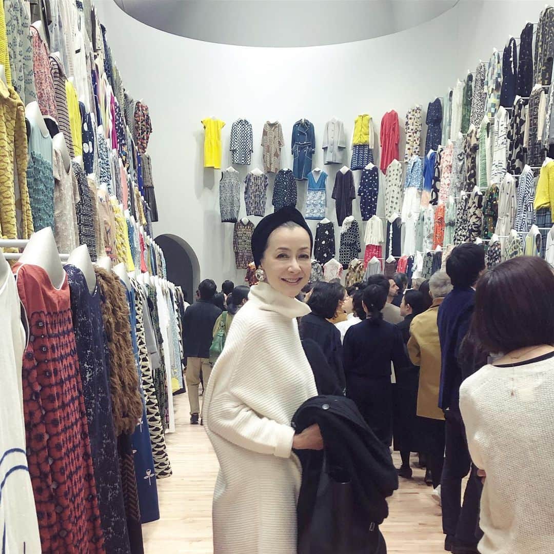 のインスタグラム：「ミナ ペルホネン/ 皆川明さんの「つづく」展のオープニングに行ってきました。服はもちろんのこと、皆川さんの絵やスケッチ、そして、建築家 中村好文さんとのコラボレーションの小さな宿「シェルハウス」がとっても素敵でした。ちなみに、展覧会のポスター、皆川さんがあやとりをする手の写真は、夫・上田義彦が撮らせていただきました。 #東京都現代美術館 #皆川明つづく」