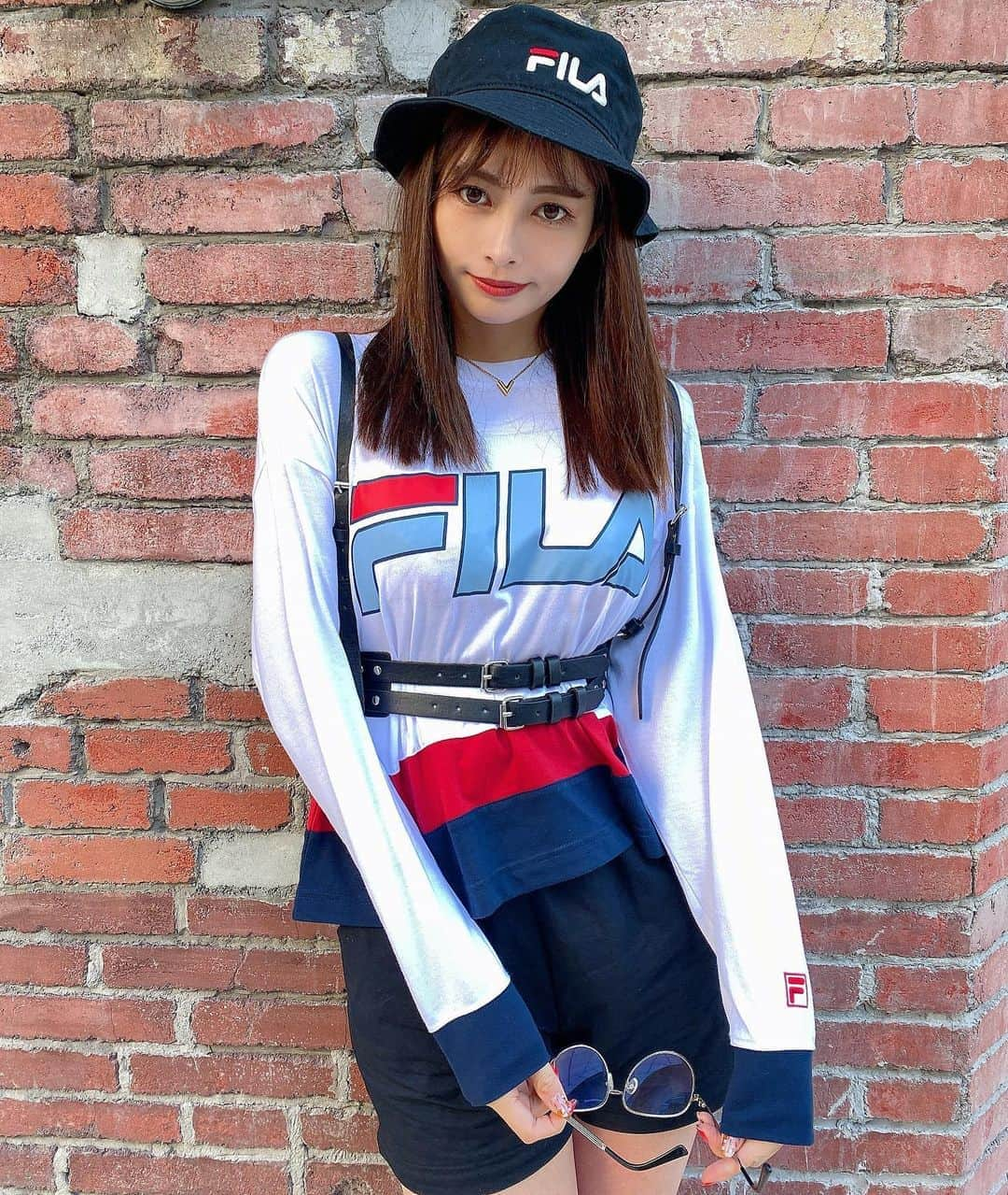 得あゆさんのインスタグラム写真 - (得あゆInstagram)「FILA❤️💙🇺🇸 好きなブランドは小さい時から大人になっても変わらない気がする☺️ どんな服も自分が好きなら着なくちゃ❣️ ・ bucket hat &T-shirt : @filausa pants : @hm belt : @sly_official sunglasses : @gucci ・ ・ ・ ・ ・ ・ ・ ・ ・ ・ #fila#バケットハット#ロングtシャツ#tシャツ#大人カジュアル#スポーティー#サングラス#コーディネート#帽子#ブランド#かっこいい#オトナ女子#インスタ映え#カメラ女子#ベルト#お洒落#秋服#スポーツ#撮影#モデル#東京#ヘアスタイル#写真#フィラ#buckethat#tshirt#belt#sporty#casualstyle#japanesegirl」11月16日 21時24分 - tokuayu819