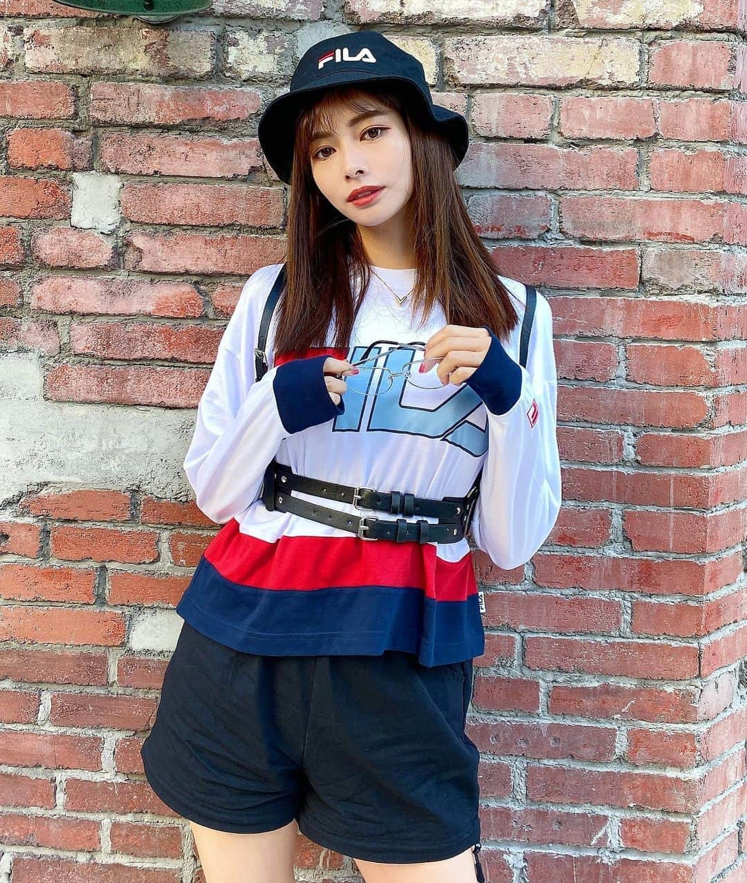 得あゆさんのインスタグラム写真 - (得あゆInstagram)「FILA❤️💙🇺🇸 好きなブランドは小さい時から大人になっても変わらない気がする☺️ どんな服も自分が好きなら着なくちゃ❣️ ・ bucket hat &T-shirt : @filausa pants : @hm belt : @sly_official sunglasses : @gucci ・ ・ ・ ・ ・ ・ ・ ・ ・ ・ #fila#バケットハット#ロングtシャツ#tシャツ#大人カジュアル#スポーティー#サングラス#コーディネート#帽子#ブランド#かっこいい#オトナ女子#インスタ映え#カメラ女子#ベルト#お洒落#秋服#スポーツ#撮影#モデル#東京#ヘアスタイル#写真#フィラ#buckethat#tshirt#belt#sporty#casualstyle#japanesegirl」11月16日 21時24分 - tokuayu819