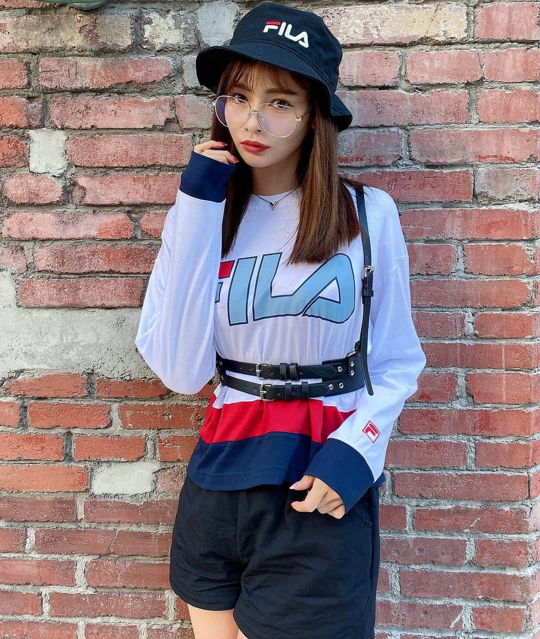 得あゆさんのインスタグラム写真 - (得あゆInstagram)「FILA❤️💙🇺🇸 好きなブランドは小さい時から大人になっても変わらない気がする☺️ どんな服も自分が好きなら着なくちゃ❣️ ・ bucket hat &T-shirt : @filausa pants : @hm belt : @sly_official sunglasses : @gucci ・ ・ ・ ・ ・ ・ ・ ・ ・ ・ #fila#バケットハット#ロングtシャツ#tシャツ#大人カジュアル#スポーティー#サングラス#コーディネート#帽子#ブランド#かっこいい#オトナ女子#インスタ映え#カメラ女子#ベルト#お洒落#秋服#スポーツ#撮影#モデル#東京#ヘアスタイル#写真#フィラ#buckethat#tshirt#belt#sporty#casualstyle#japanesegirl」11月16日 21時24分 - tokuayu819