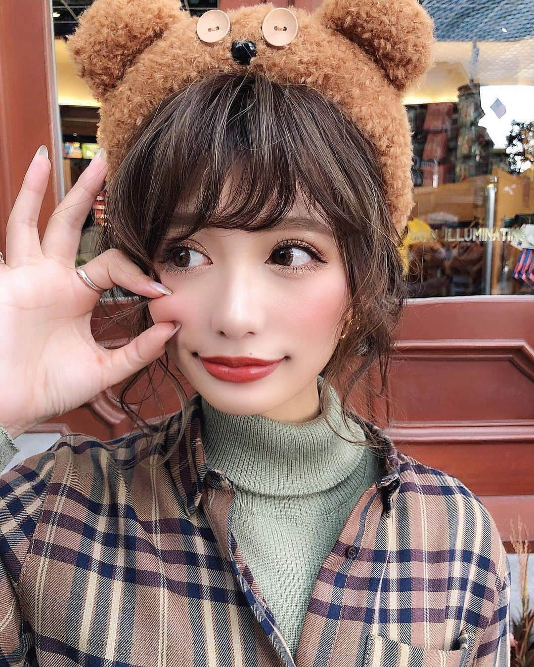 伊藤実祐さんのインスタグラム写真 - (伊藤実祐Instagram)「. . 🧸🧸🧸🧸🧸🧸🧸💗🧸♥️ . 先月のユニバ。てぃむてぃむ。w . . ユニバも、ディズニーも、 ハロウィン👻は行ったことあるけど クリスマス🎄はまだ一度行ったこと 無いかも🥺❣️... たぶん（笑） . . . みんな今年のクリスマス、年越し、は どないして過ごす予定🐶？🎁🍷🎍 . . これから、クリスマスに忘年会、年越しにお正月で、 いつにも増してお酒の量が増えるでしょう☝🏻🍶 . そして、体重も増えるでしょう ... 🥶🐷怖。 . .  #ユニバ #ゆにば #USJ #ユニバーサルスタジオジャパン #ユニバコーデ #ティムコーデ #ティム #ティムまん #ミニオン #ユニバーサル #ミニオンコーデ #ハロウィン #着痩せコーデ #ラテコーデ #チェックスカート #メイク #カラコン #マツエク #Nexter #ネクスター #Nextercreatist #TOKYOcreatist #伊藤実祐 #いとうみゆ #みゆちゃい . . この時の洋服の詳細もぉ少しお待ち🙏🏻💓💦 ( なかなか撮影できる時なくて🥺) .」11月16日 21時24分 - miyu.61