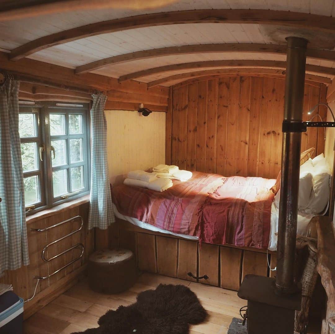 adamさんのインスタグラム写真 - (adamInstagram)「hey everyone, it’s been a while!  recently, I partnered with @canopyandstars and stayed in a beautiful old shepherd’s hut called Bodger tucked in the Dorset Woodlands. We prepared stone baked pizza and sat by the fire whilst gazing at the stars! Unforgettable weekend away. 🌳⭐️ @canopyandstars #alifemorewild #canopyandstars」11月16日 21時24分 - adampartridge