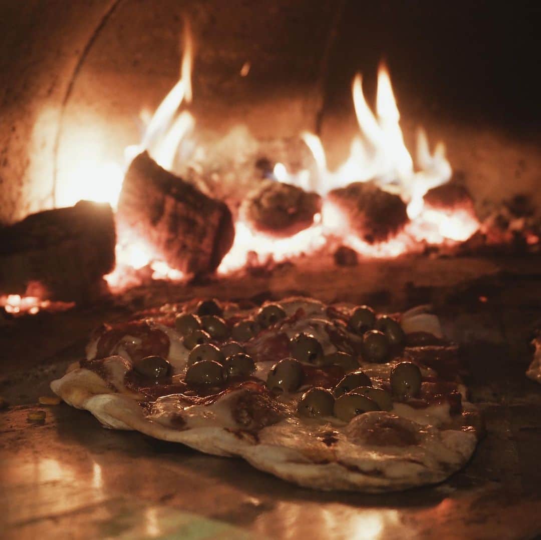 adamさんのインスタグラム写真 - (adamInstagram)「hey everyone, it’s been a while!  recently, I partnered with @canopyandstars and stayed in a beautiful old shepherd’s hut called Bodger tucked in the Dorset Woodlands. We prepared stone baked pizza and sat by the fire whilst gazing at the stars! Unforgettable weekend away. 🌳⭐️ @canopyandstars #alifemorewild #canopyandstars」11月16日 21時24分 - adampartridge